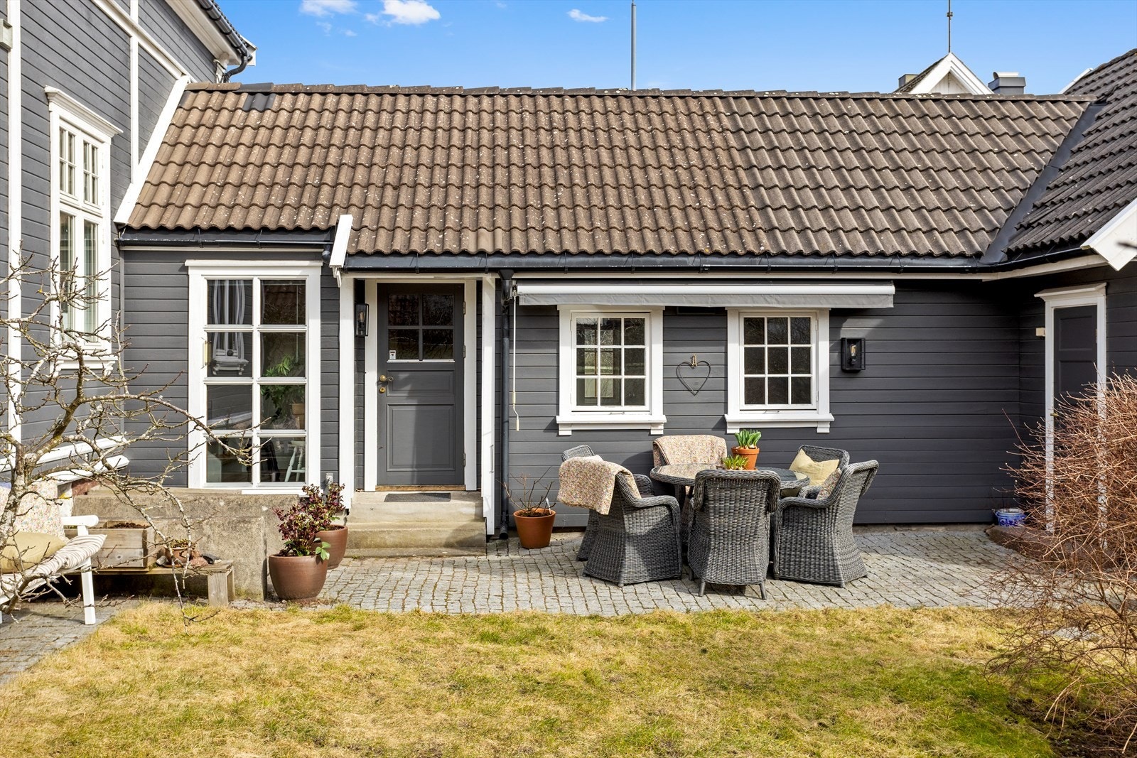 Her kan man nyte solen til langt ut på kvelden i sommerhalvåret. Terrassemarkisen ved uteplassen er fra 2013. Galleribilde