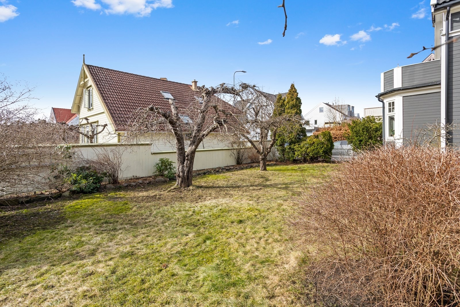 Boligen er plassert på en slik måte på tomten at man har et langstrakt hageanlegg mot syd og vest hvor hagen innbyr til alt fra lek og moro for barn til store familie-/venneselskap. Galleribilde