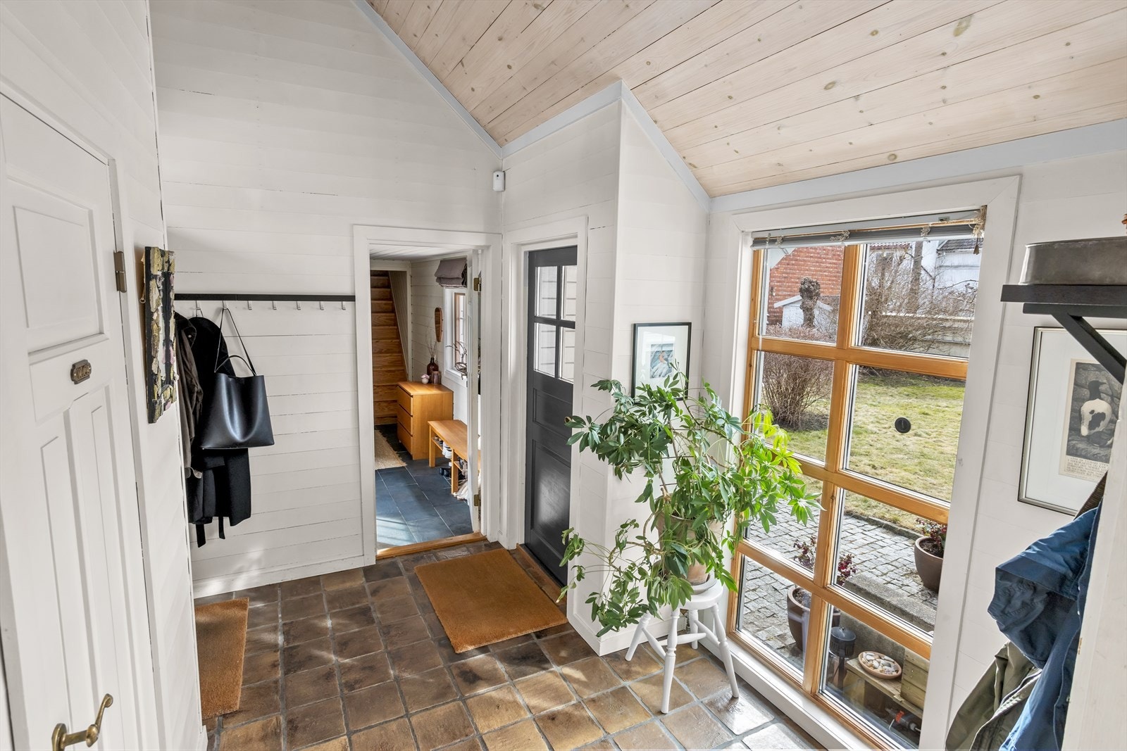 Vel innenfor boligens inngangsdør møter du en hyggelig entre hvor høy mønehimling gir rommet luft, lys og særpreg i massevis. Galleribilde