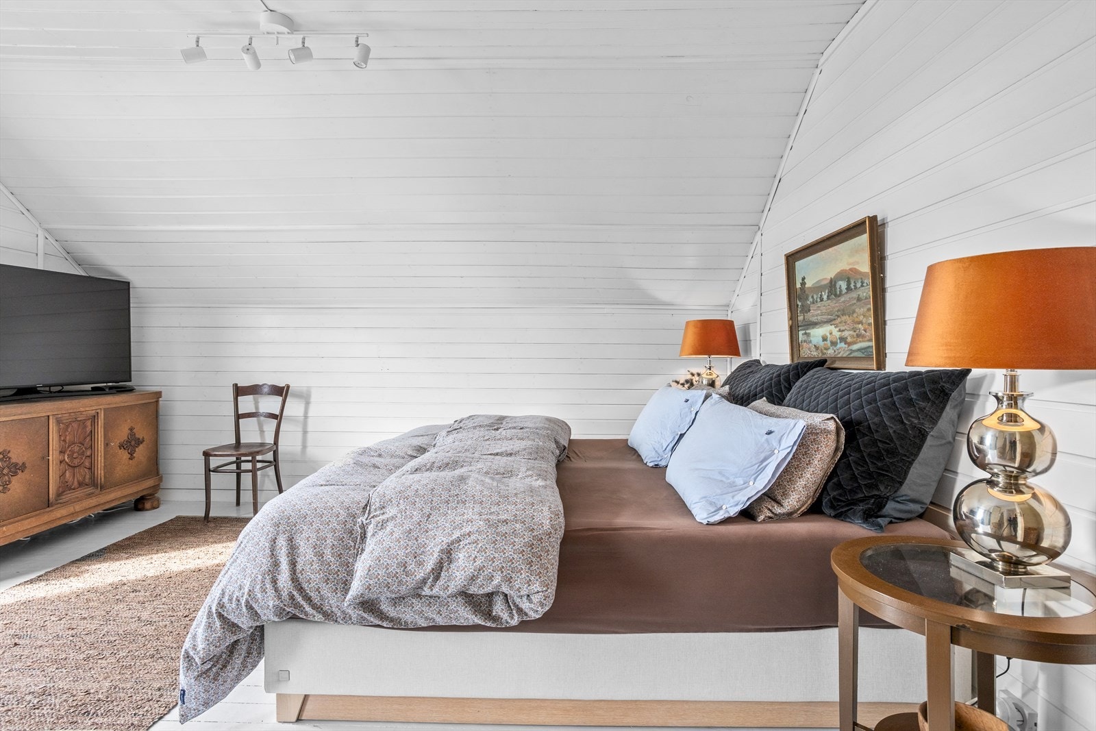 Her er det god plass til dobbeltseng og en rekke øvrige møbler. Galleribilde