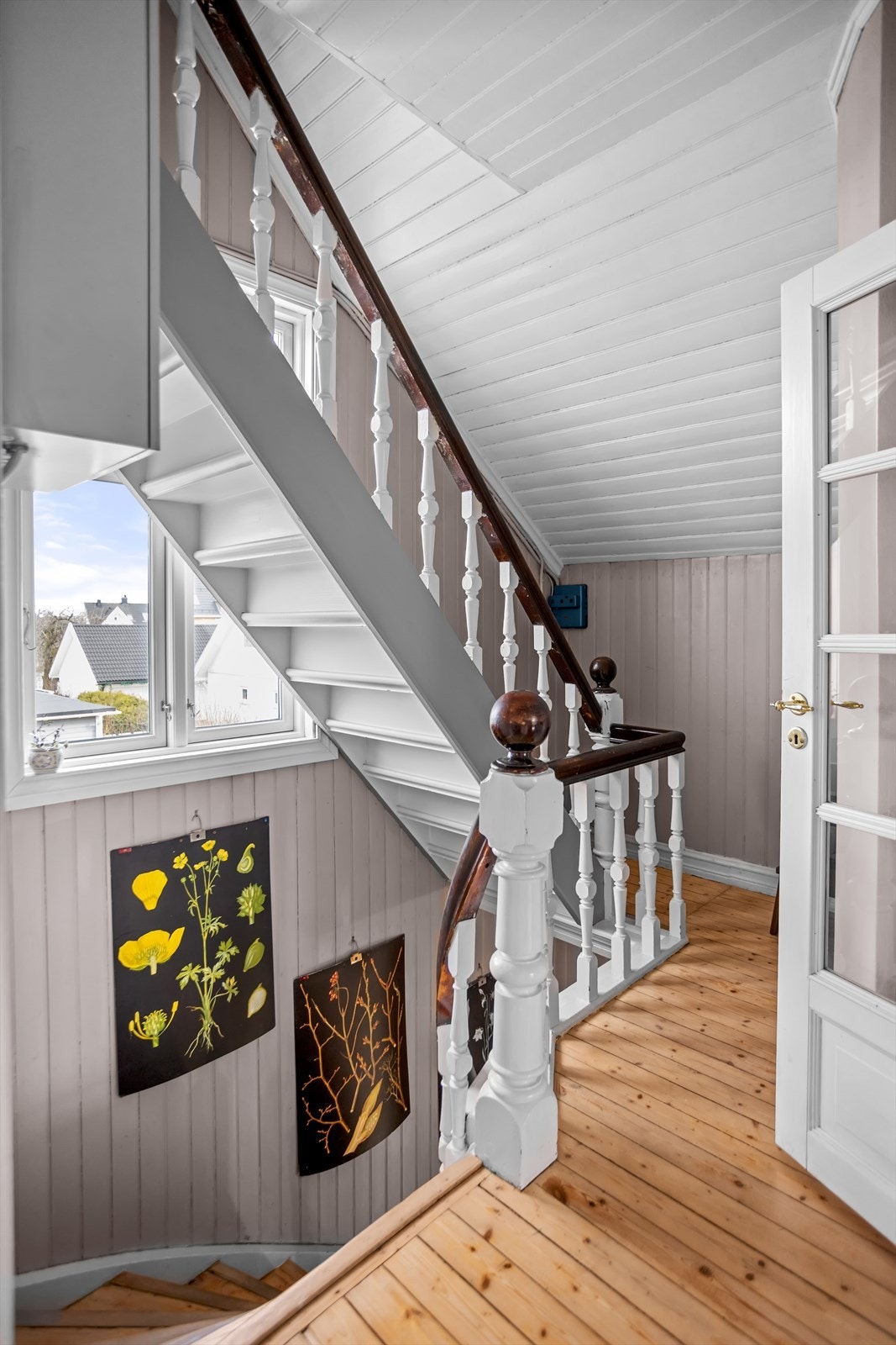 Trappegangen i 2. etasje leder videre opp til et romslig lagringsloft. Galleribilde