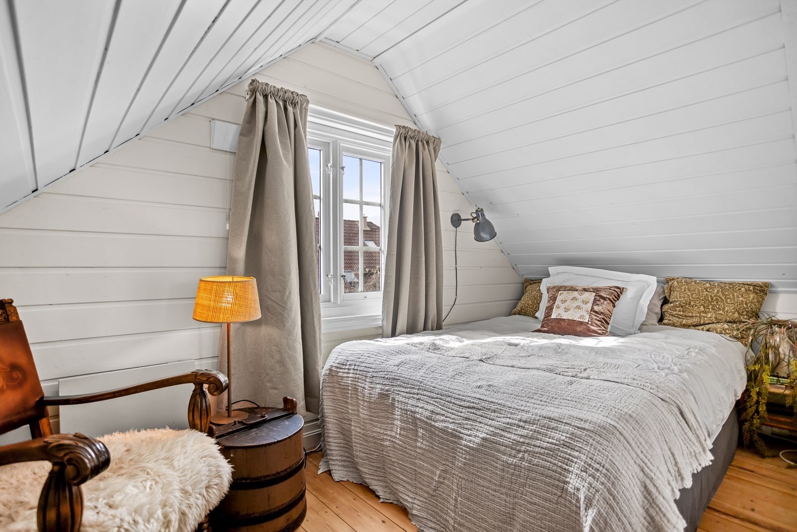 I 2. etasje over "ny del/garasje" fra 1991, er det to innredede rom som benyttes som hvert sitt SOVEROM (rommene tilfredsstiller ikke krav til rømning i følge tilstandsrapport - se nærmere beskrivelse). Galleribilde