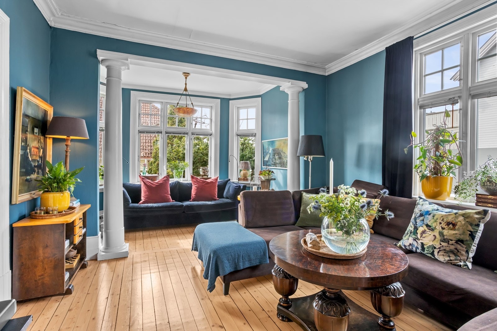 Stuene er møbleringsvennlige og romslige rom med god plass til sofagrupper og loungemøbler. Vinduene sørger for rikelig dagslys, noe som gir rommet et lyst og trivelig uttrykk gjennom dagen. Galleribilde