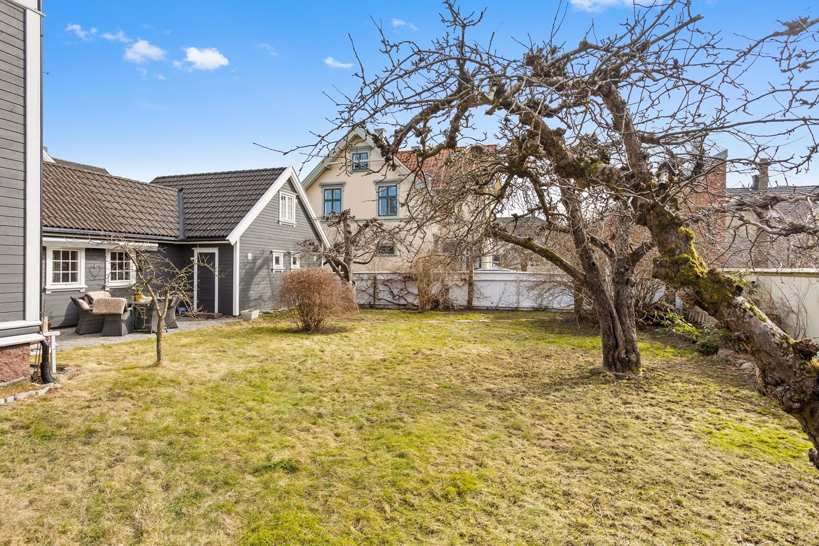 Her møter du en fantastisk flott skjermet, solrik og idyllisk hjørnetomt med masse boltreplass for store og små. Galleribilde