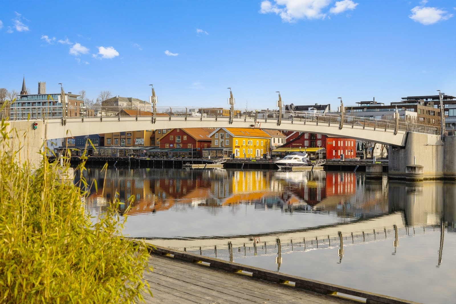Gangbroen mellom "Brygga" og Kaldnes brygge. Galleribilde