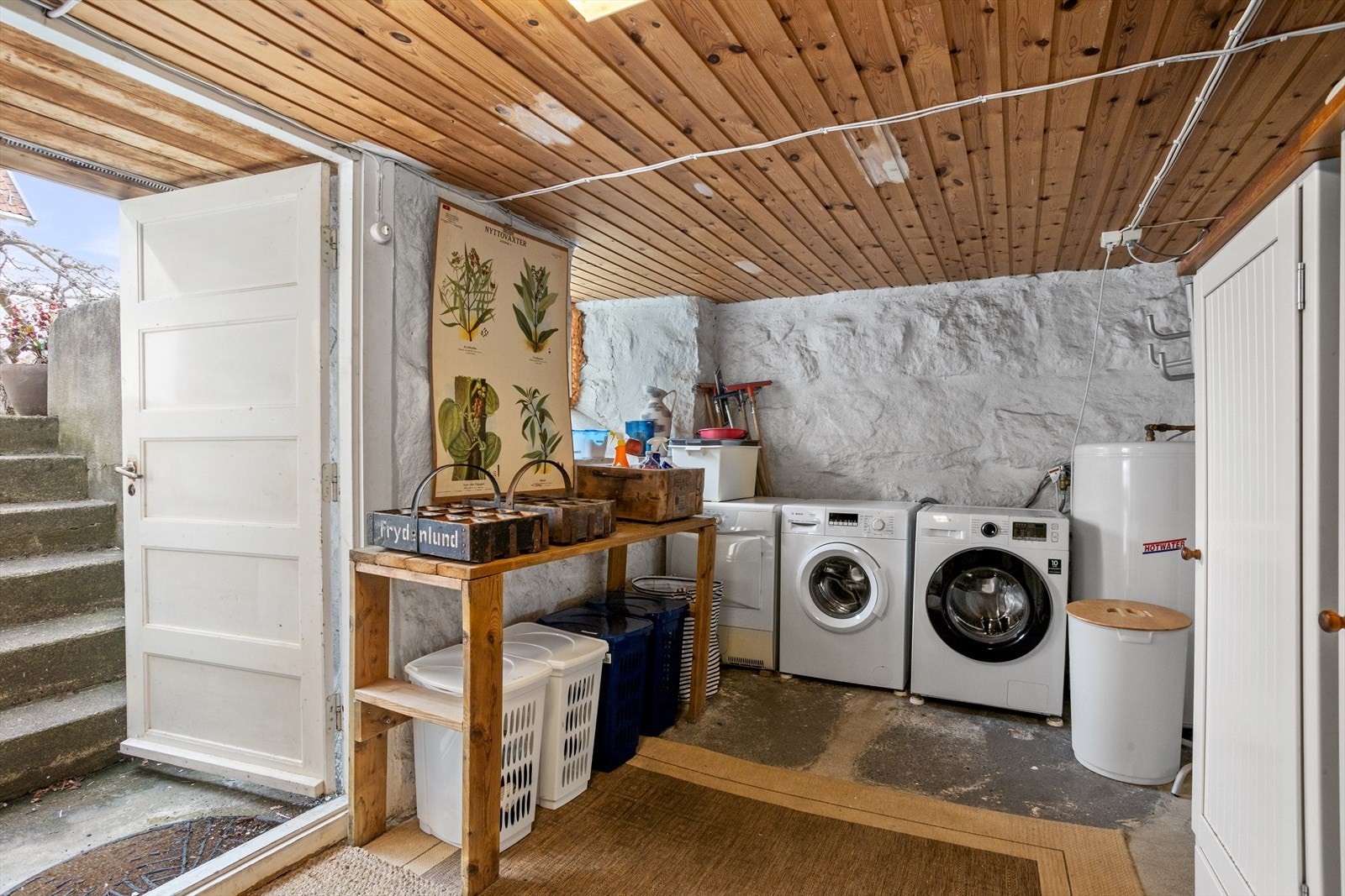 Fra vaskekjelleren er det direkte utgang til hagen. Galleribilde