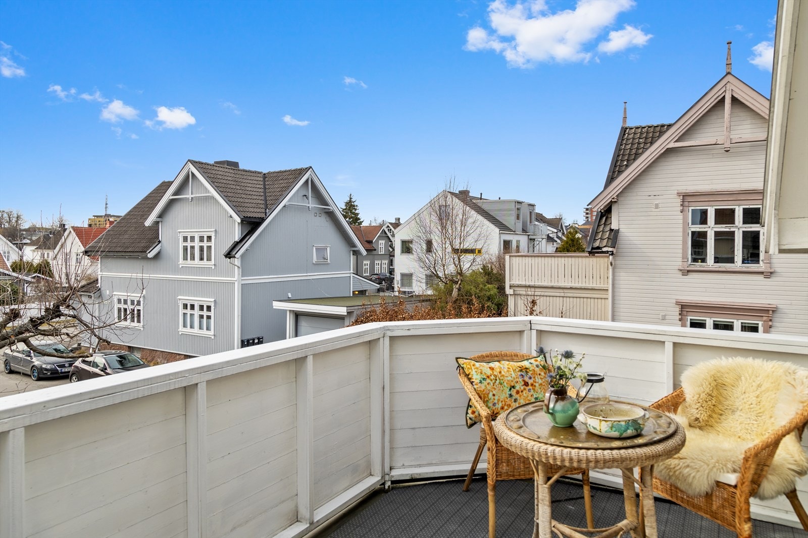 Hovedsoverommet i 2. etasje har en tilknyttet balkong hvor man kan nyte sol og utsikt. Fra balkongen har man også utsikt til Slottsfjellet. Galleribilde