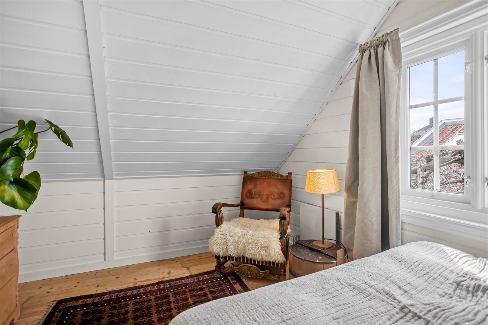 Rommene over garasjen har tilgang via trappegang som ledes opp fra den lille stuen i mellombygget. Galleribilde