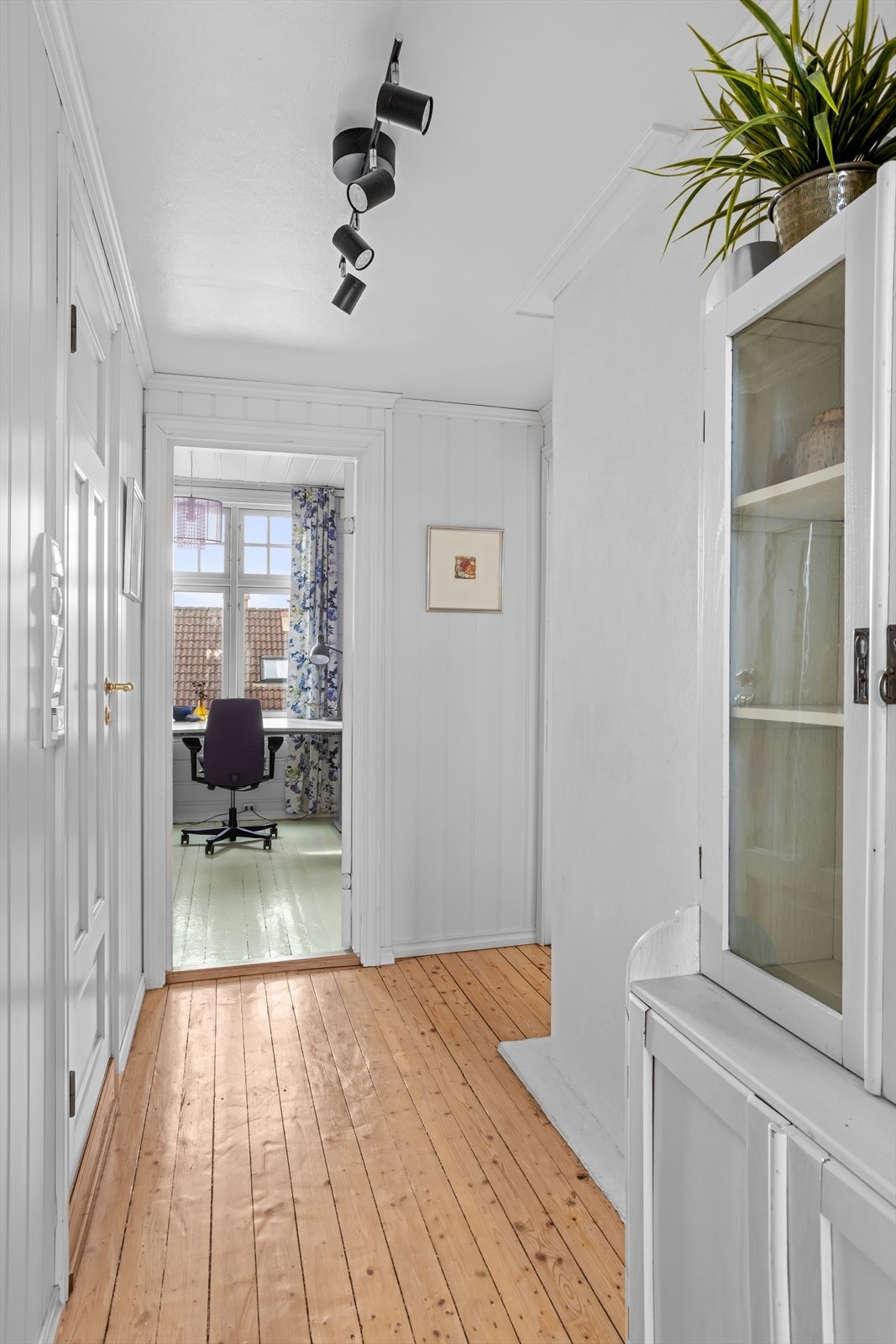 Bade-/soveromsgangen i 2. etasje er malt i lyse farger. Galleribilde