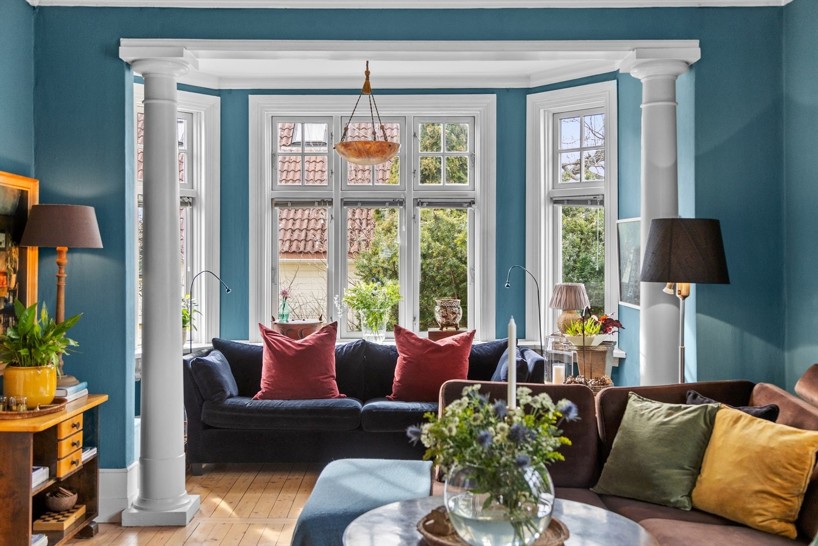 De generøse vindusflatene slipper inn rikelig med dagslys og skaper en lys og egen atmosfære samtidig som de gir fint utsyn og nærhet til hagen. Galleribilde