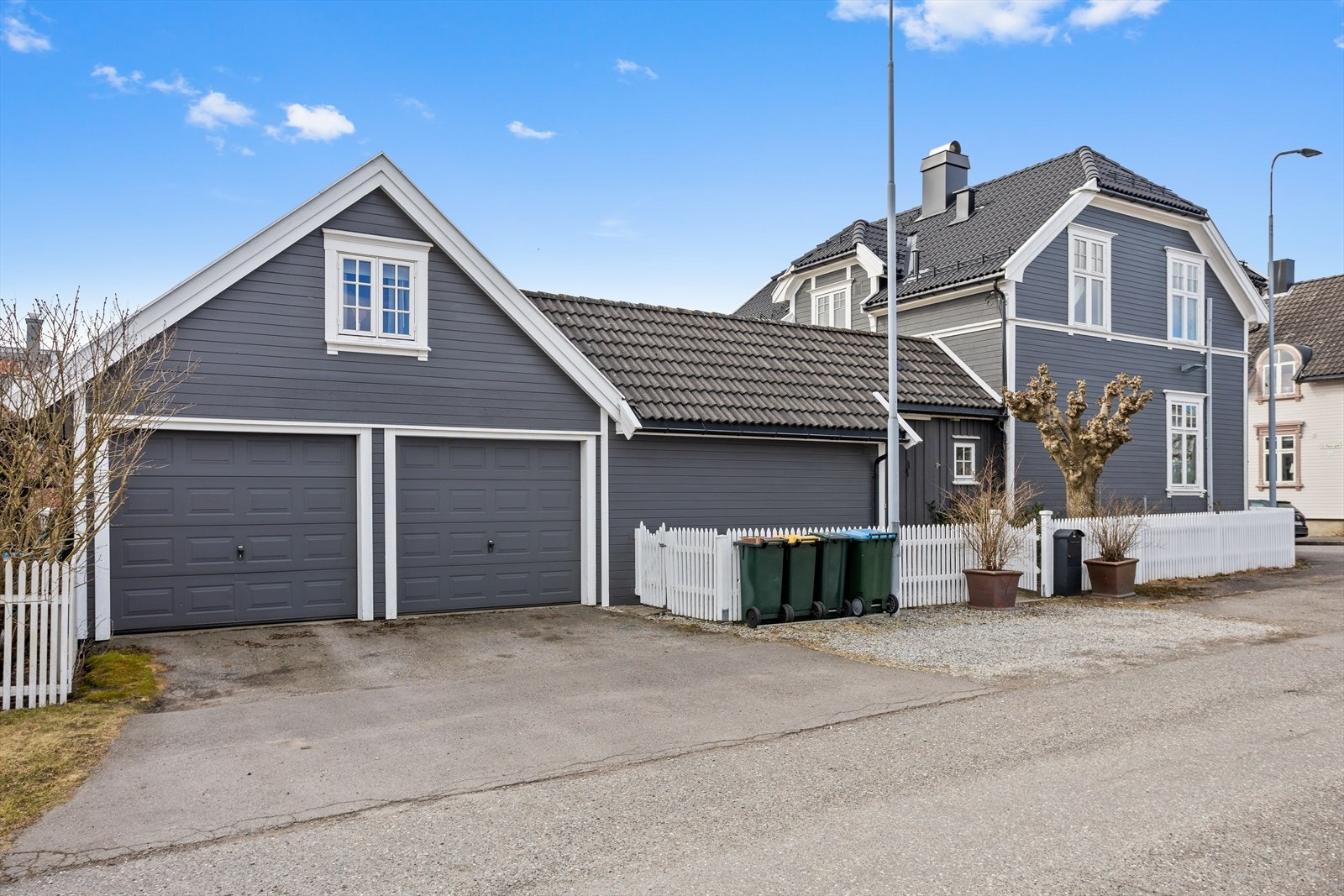 Ved innkjøring til garasjen er det asfaltert. Galleribilde