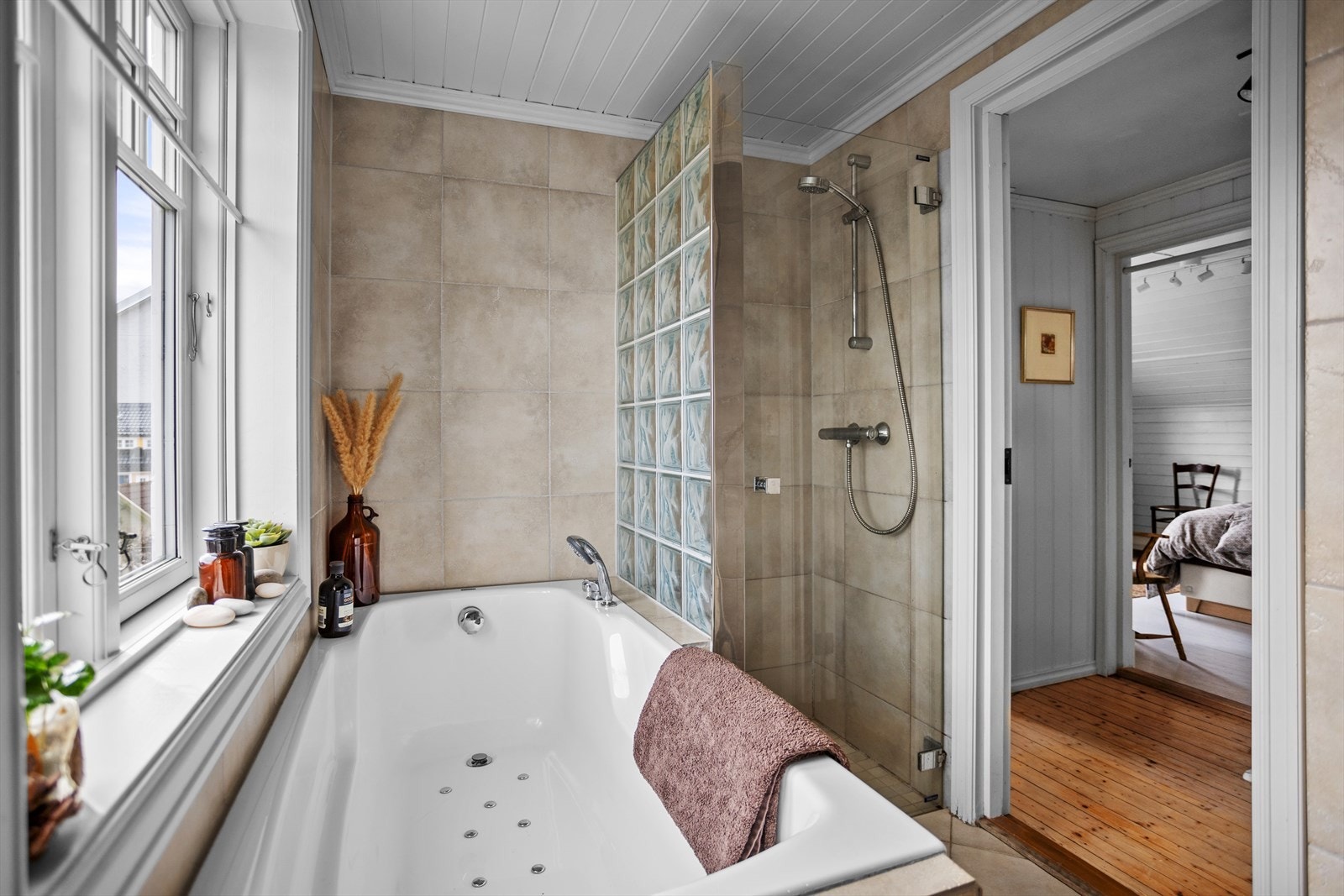 Baderommet i 2. etasje er renovert/nytt i 2010 - utført av Terjesen AS på Teie. Rommet er smart innredet med flislagte vegger og flislagt gulv. Rommet har blant annet innmurt/flislagt boblebadekar og dusjnisje m/herdet glassdør. Galleribilde