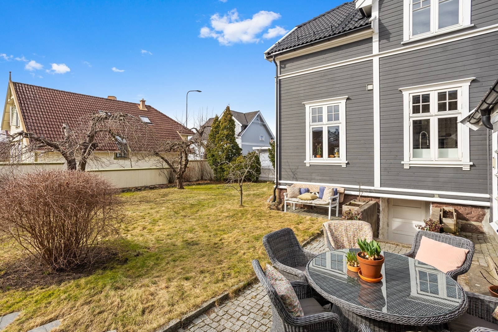 Hagen er blant annet opparbeidet med tilnærmet flat gressplen, en rekke frukttrær, pent tilrettelagte blomster/bed, prydbusker og noe vintergrønn beplantning. Galleribilde