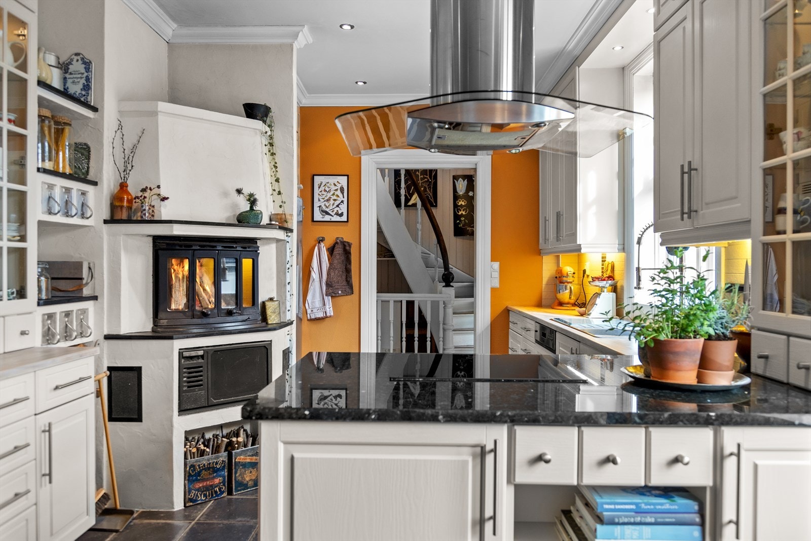 Anretningsøyen med Larvikittplaten lager en fin avdeling mot rommets spisestue. Galleribilde