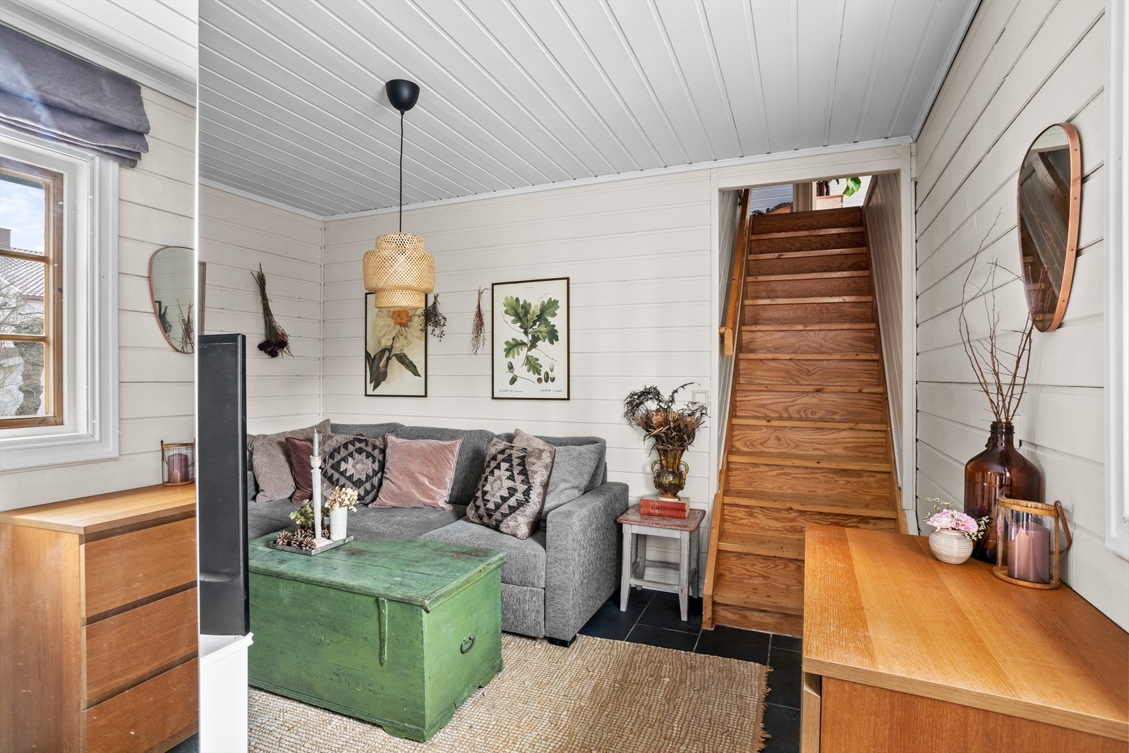 Den mindre stuen/soverommet og gangen i mellombygget ligger innenfor hjemmets entrè. Galleribilde