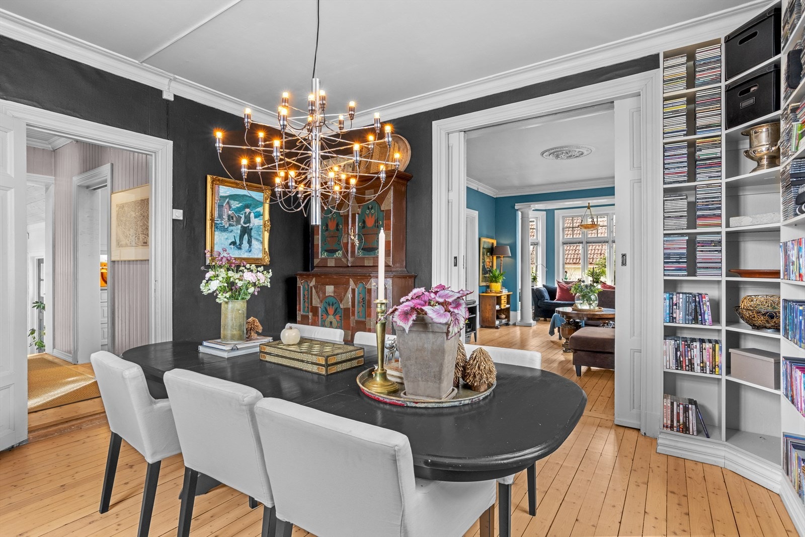 Spisestuen fremstår som et innbydende samlingspunkt i hjemmet. De brede skyvedørene åpner opp stuene på et flott vis. Galleribilde