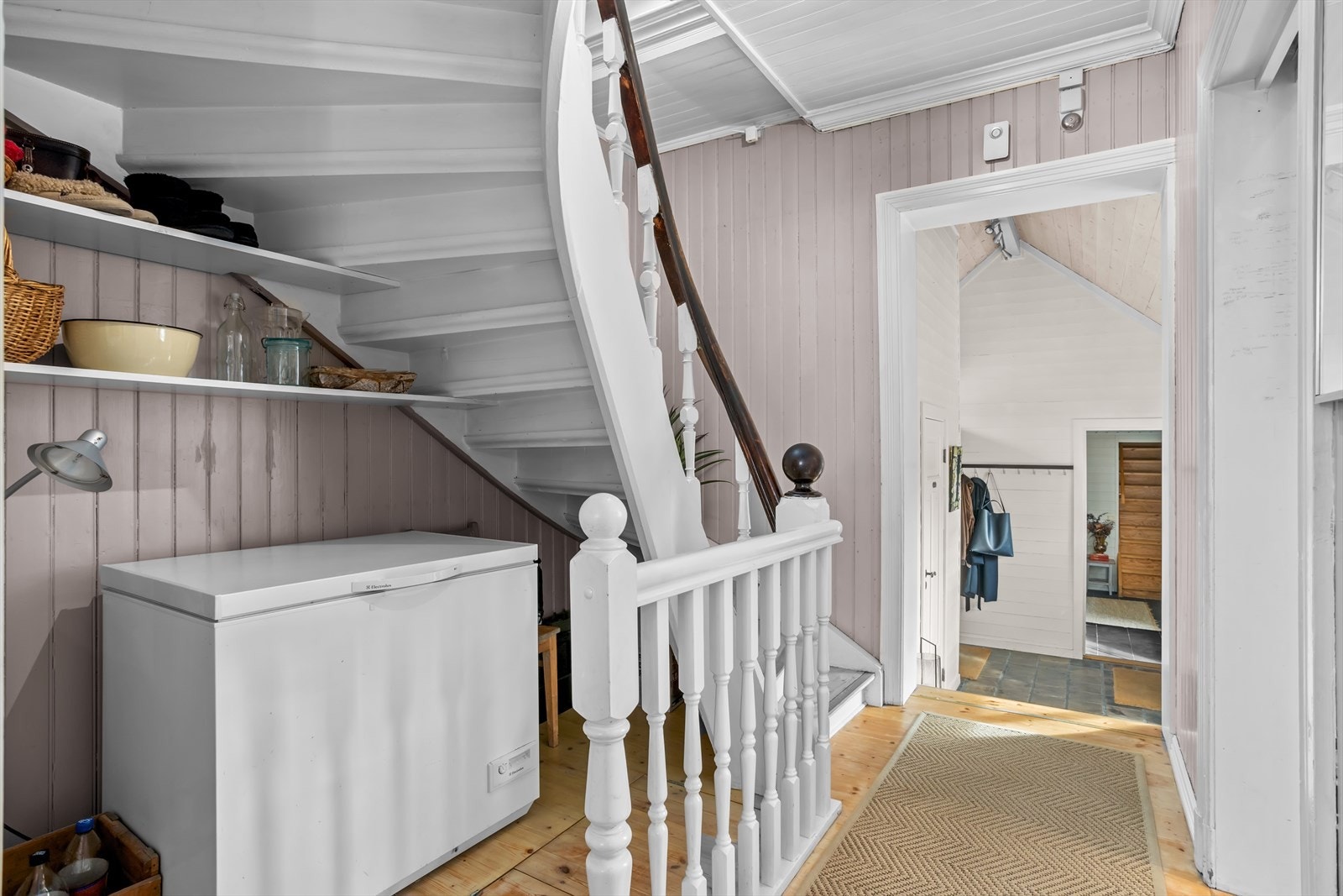 Kjelleren har separat, utvendig nedgang fra hagen i tillegg til adkomst fra gulvluke m/trapp i 1. etasje (under trapp til 2. etasje). Galleribilde