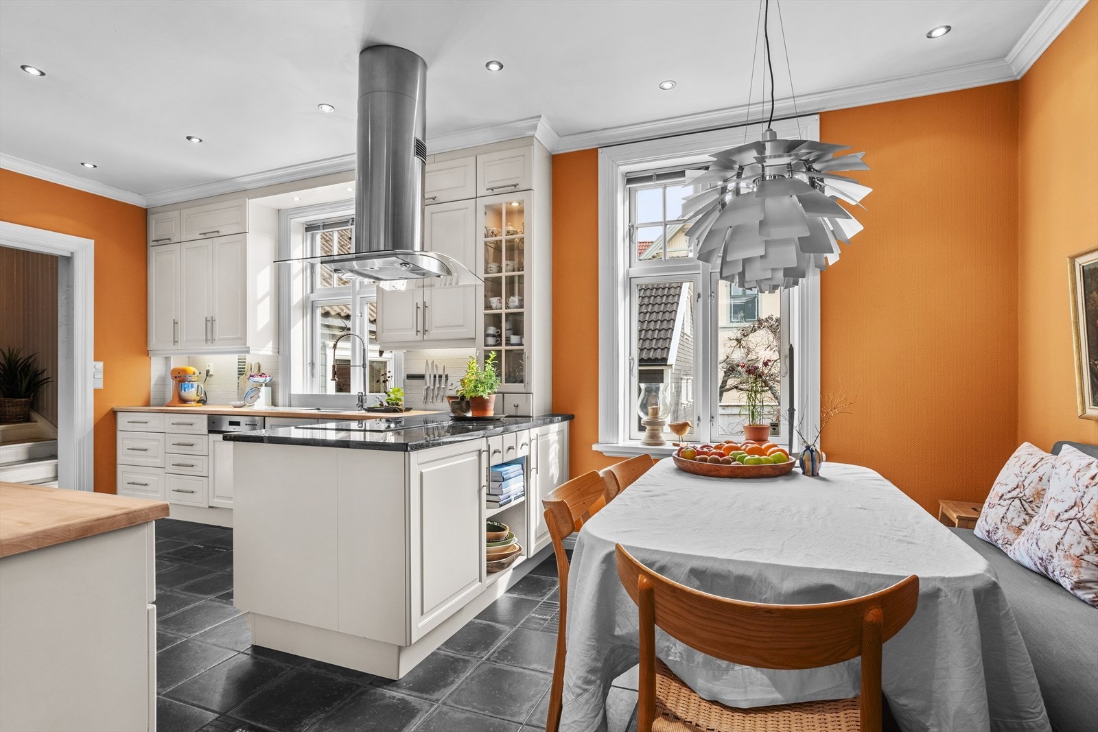 Moderne kjøkken med lyse flater og innbydende farger. Perfekt for matlaging og sosiale sammenkomster i et lyst miljø. Det er flott nærkontakt med hagen! Galleribilde