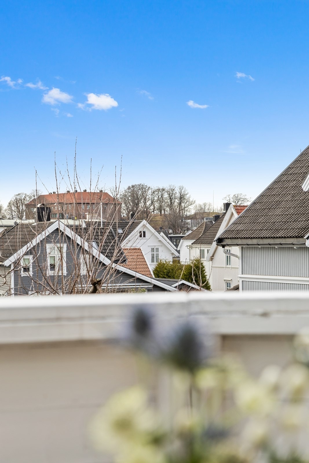 Fra balkongen i 2. etasje er det blant annet utsikt. Haugar kunstmuseum lyser flott opp på kvelden. Galleribilde