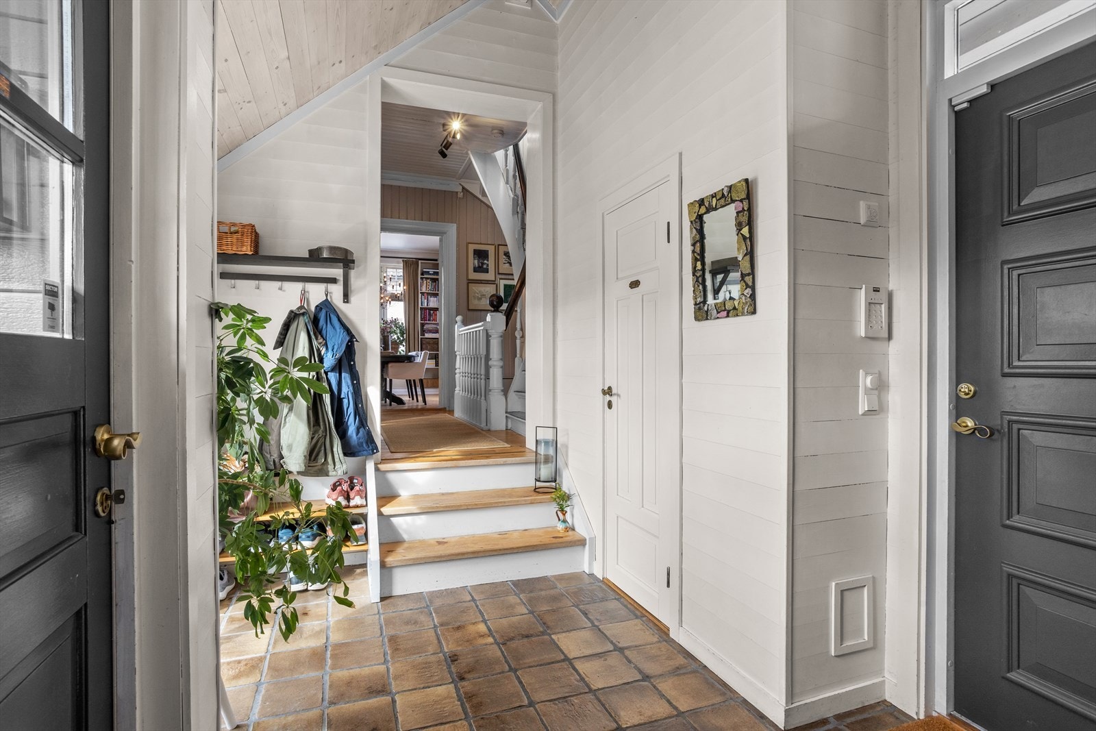 Fra entreèn er det utgang til hagen og atriumet. Galleribilde