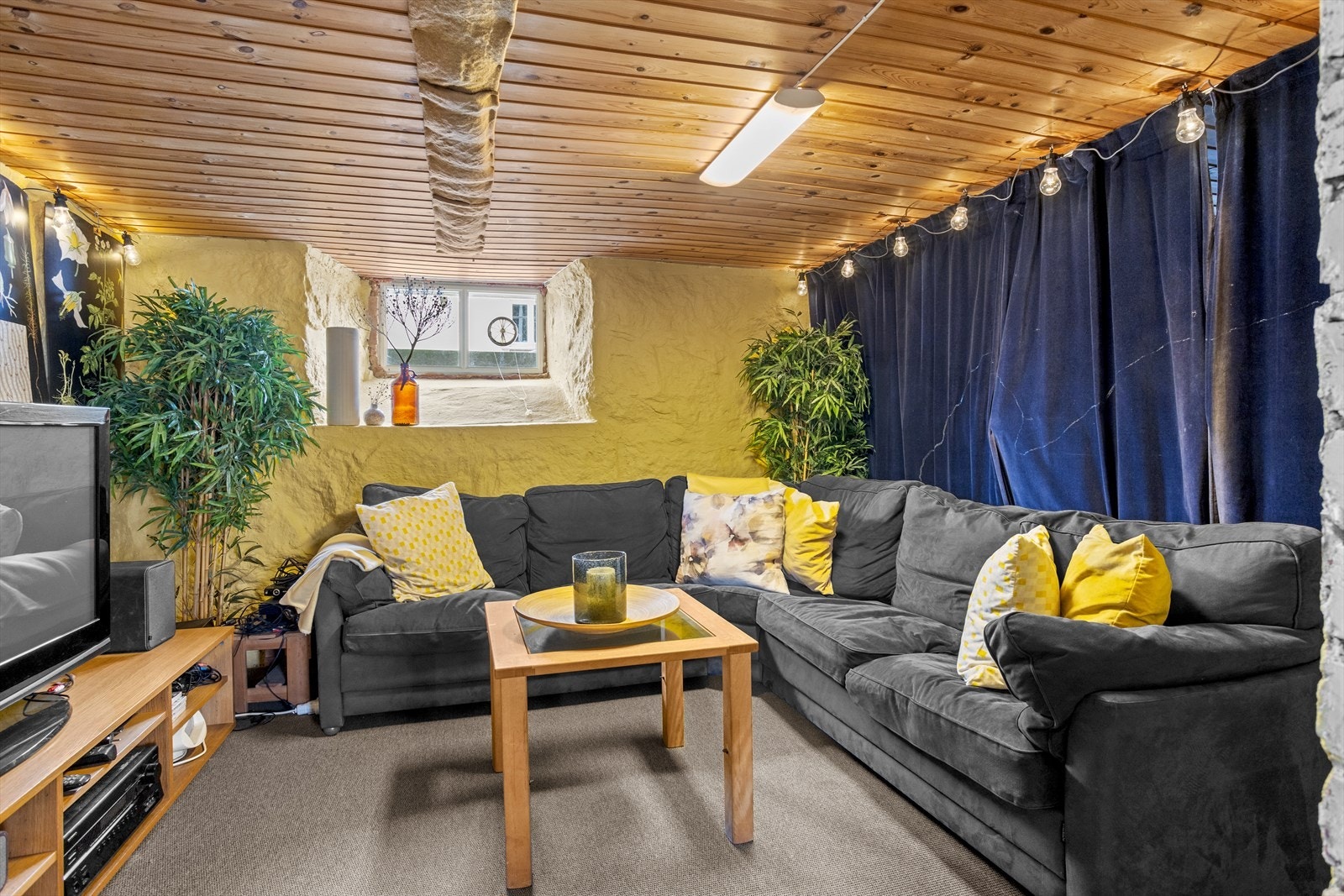 Kjelleren har flere boder og lagringsrom (NB! Rommet som her er avbildet er ikke oppholdsrom - dette er kun et lagringsrom/bodrom). Galleribilde