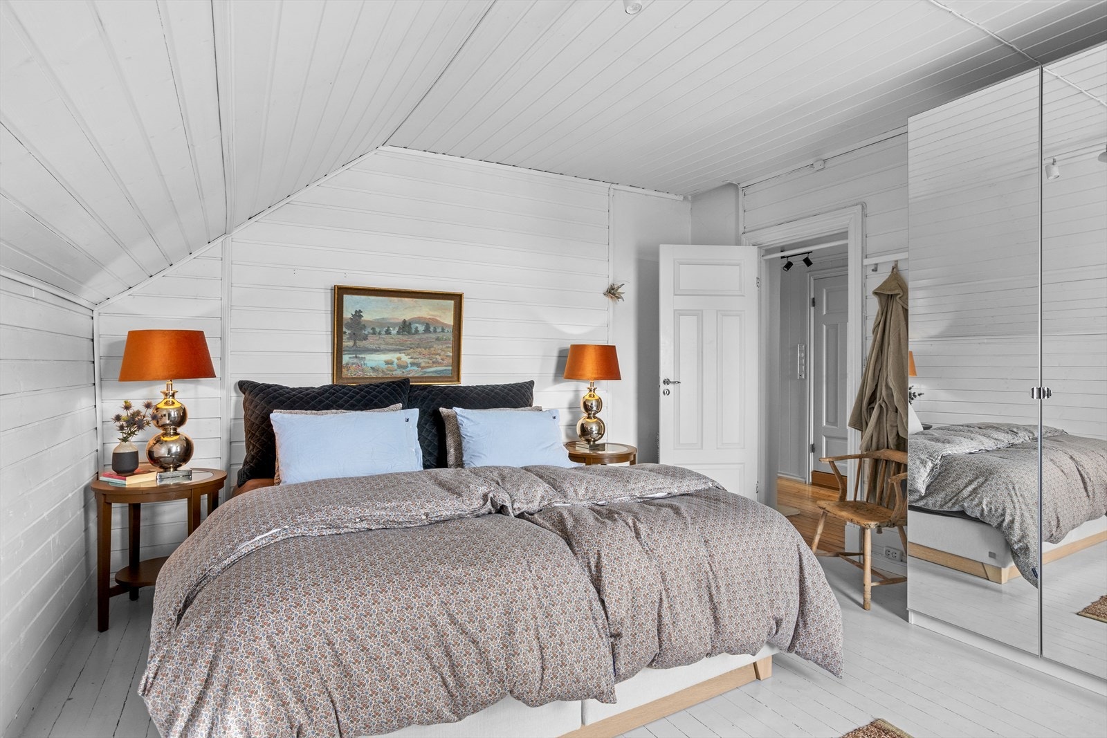 Hovedsoveværelset har direkte utgang til solrik balkong med bredsiden mot vest, over karnappet i 1. etasje. Galleribilde