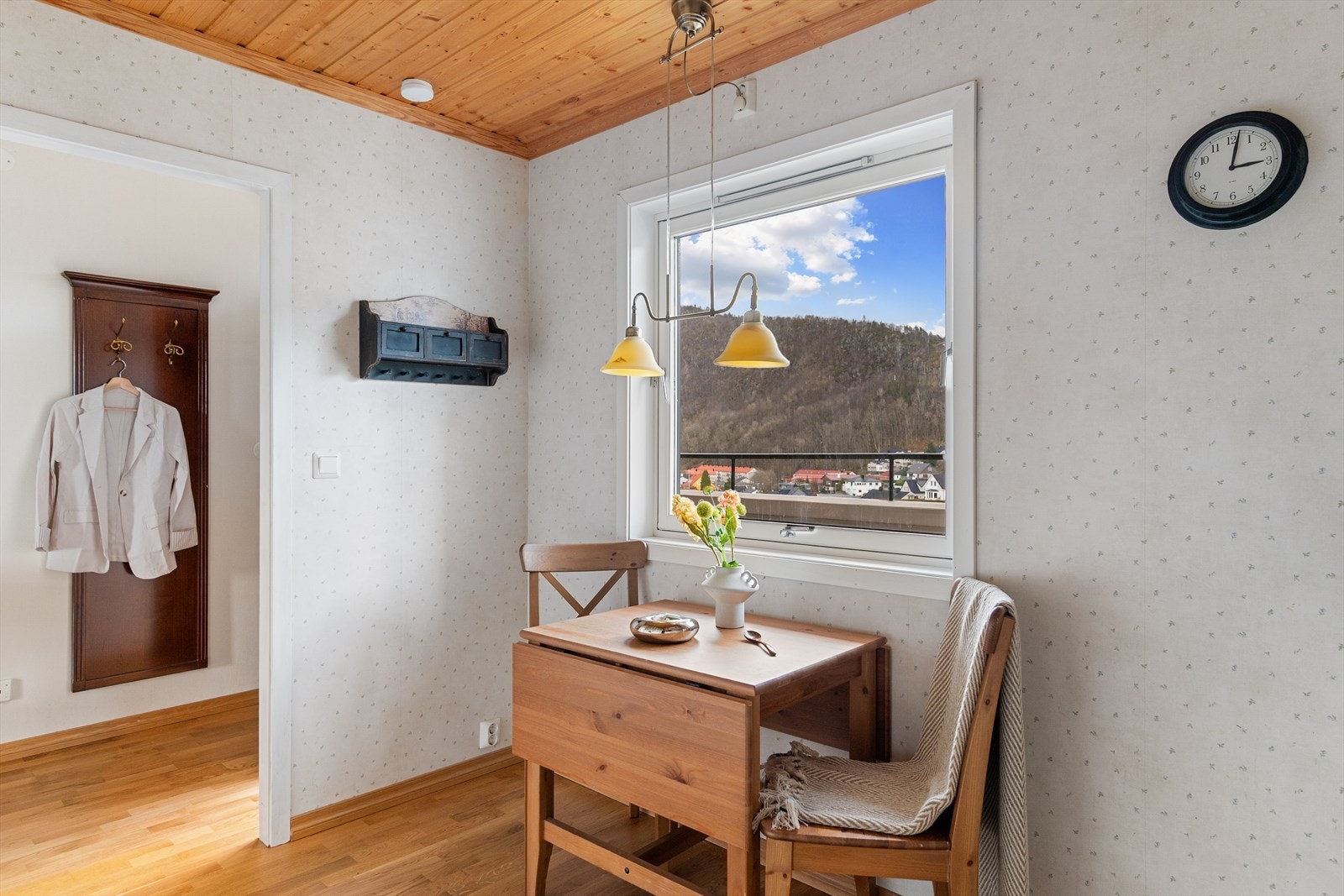Kjøkkenet har plass til en mindre sittegruppe. Perfekt til morgensolen. Galleribilde