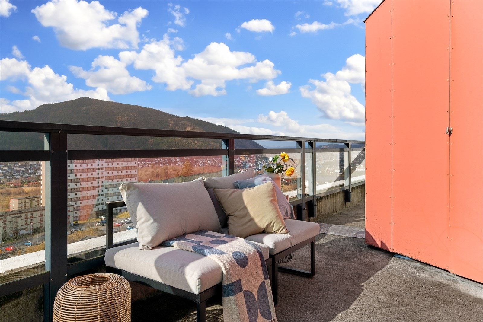 Her er det bod på 2 m², samt god plass til utemøbler og grill. Galleribilde