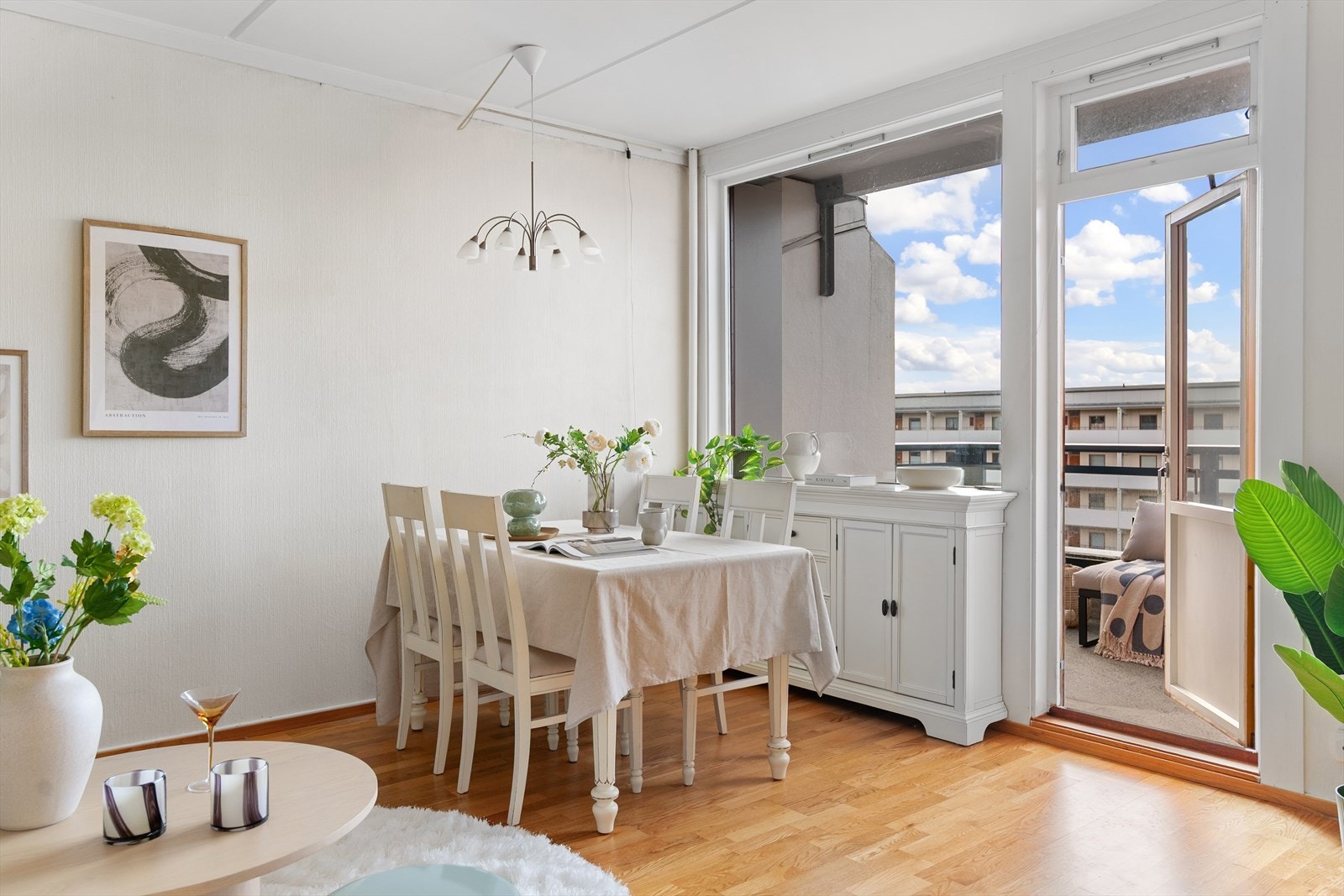 I stuen er det sentralvarme med radiator, inkl. i felleskostnadene. Galleribilde