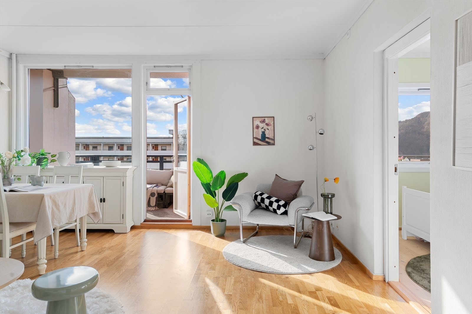 Stuen er ca. 21,5 m² og har plass til både sofa-og sittegruppe. Galleribilde