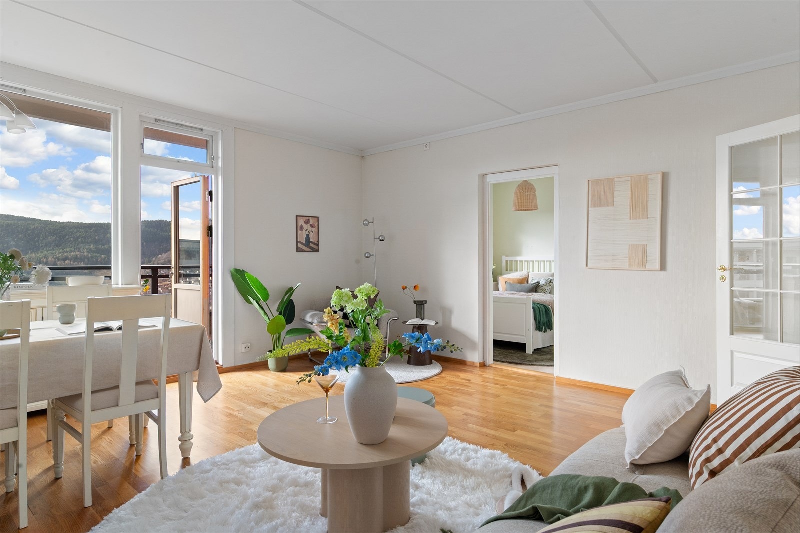 Leiligheten ligger pent til i byggets 12.etasje og holder god standard(ingen TG3). Galleribilde