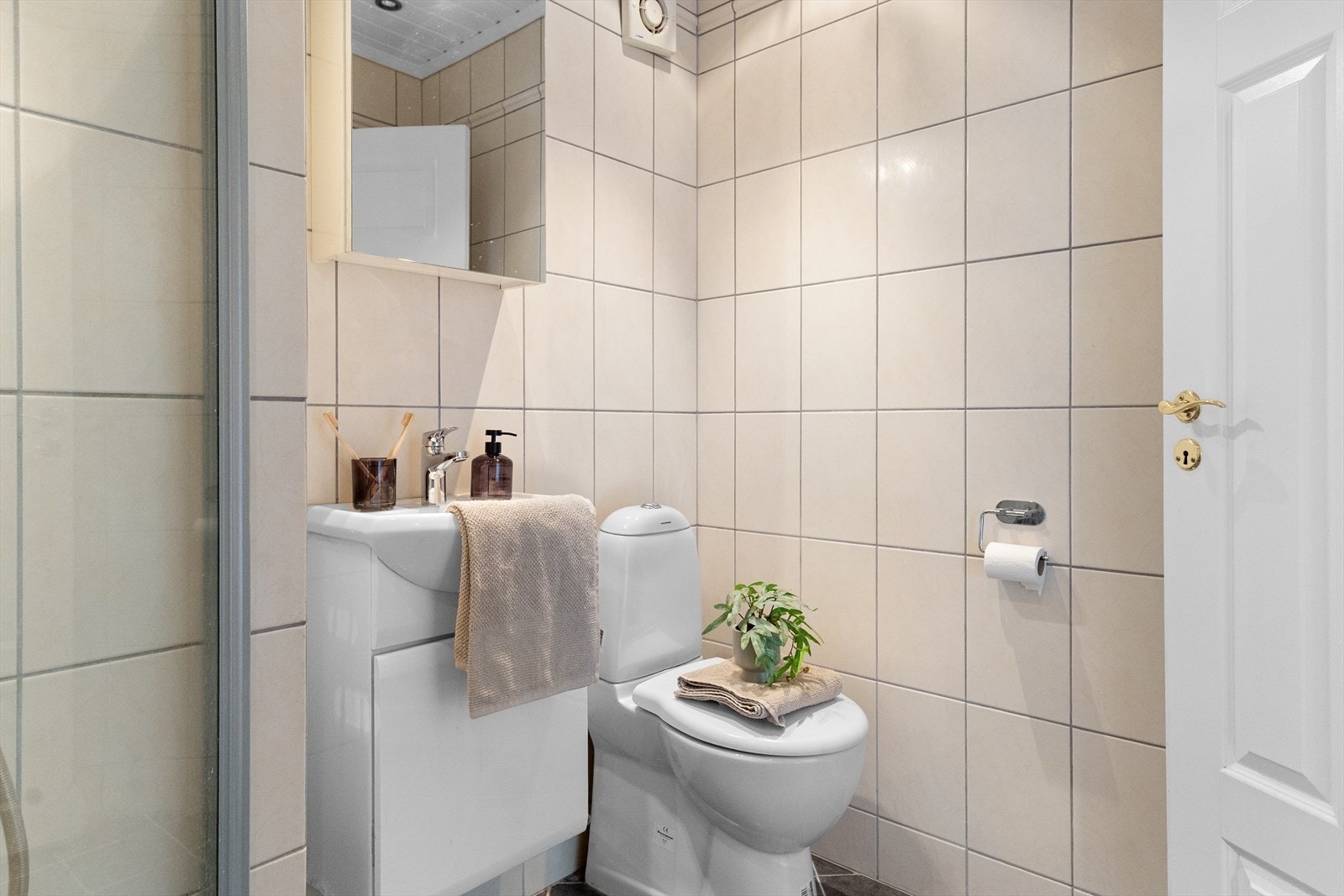 Badet har også elektrisk vifte. Galleribilde