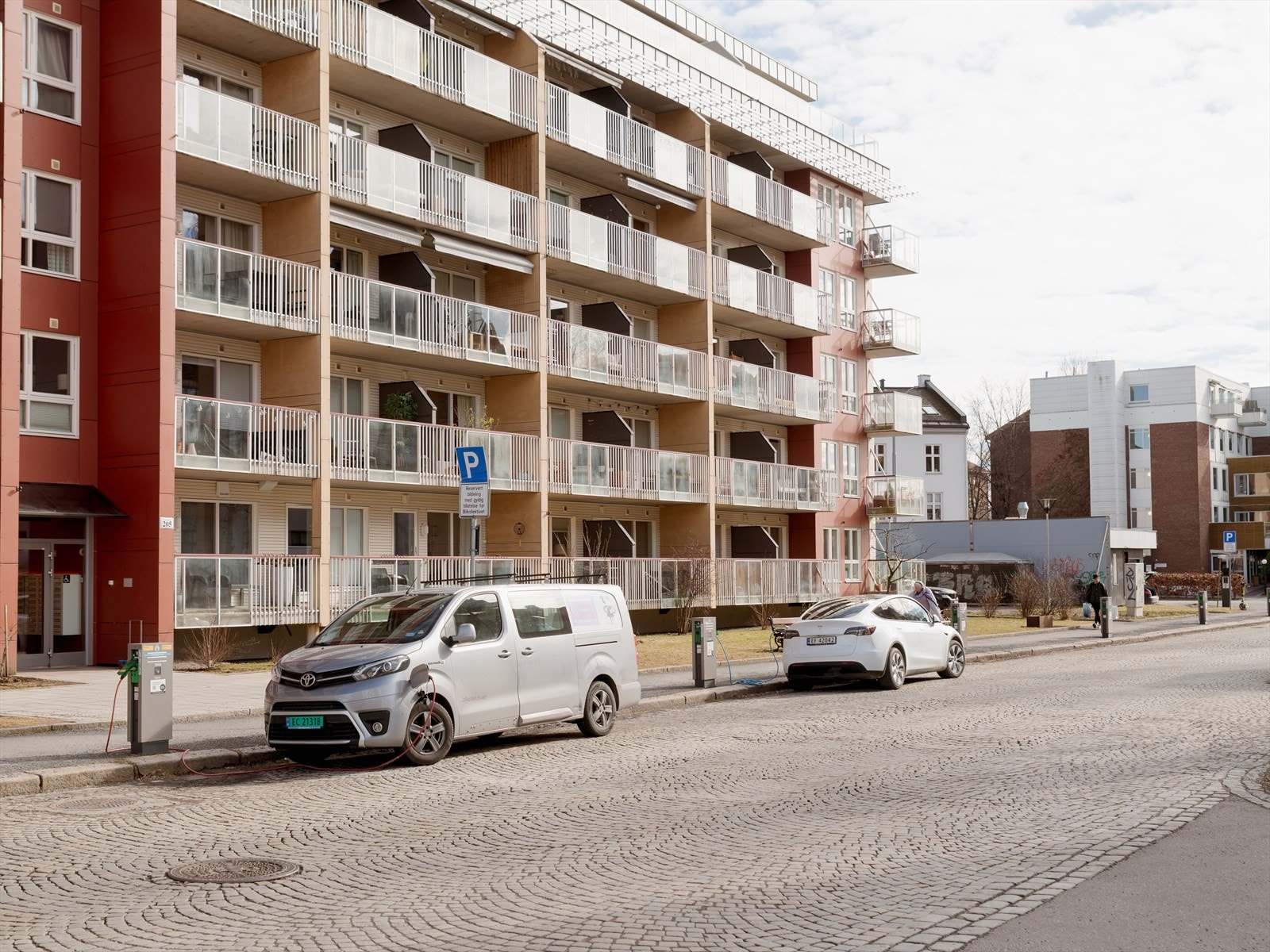 Rolig og tilbaketrukket beliggenhet på Bjølsen - like ved Akerselva og Nydalen - i et ettertraktet og veletablert boligområde, godt skjermet for trafikk og støy! Galleribilde
