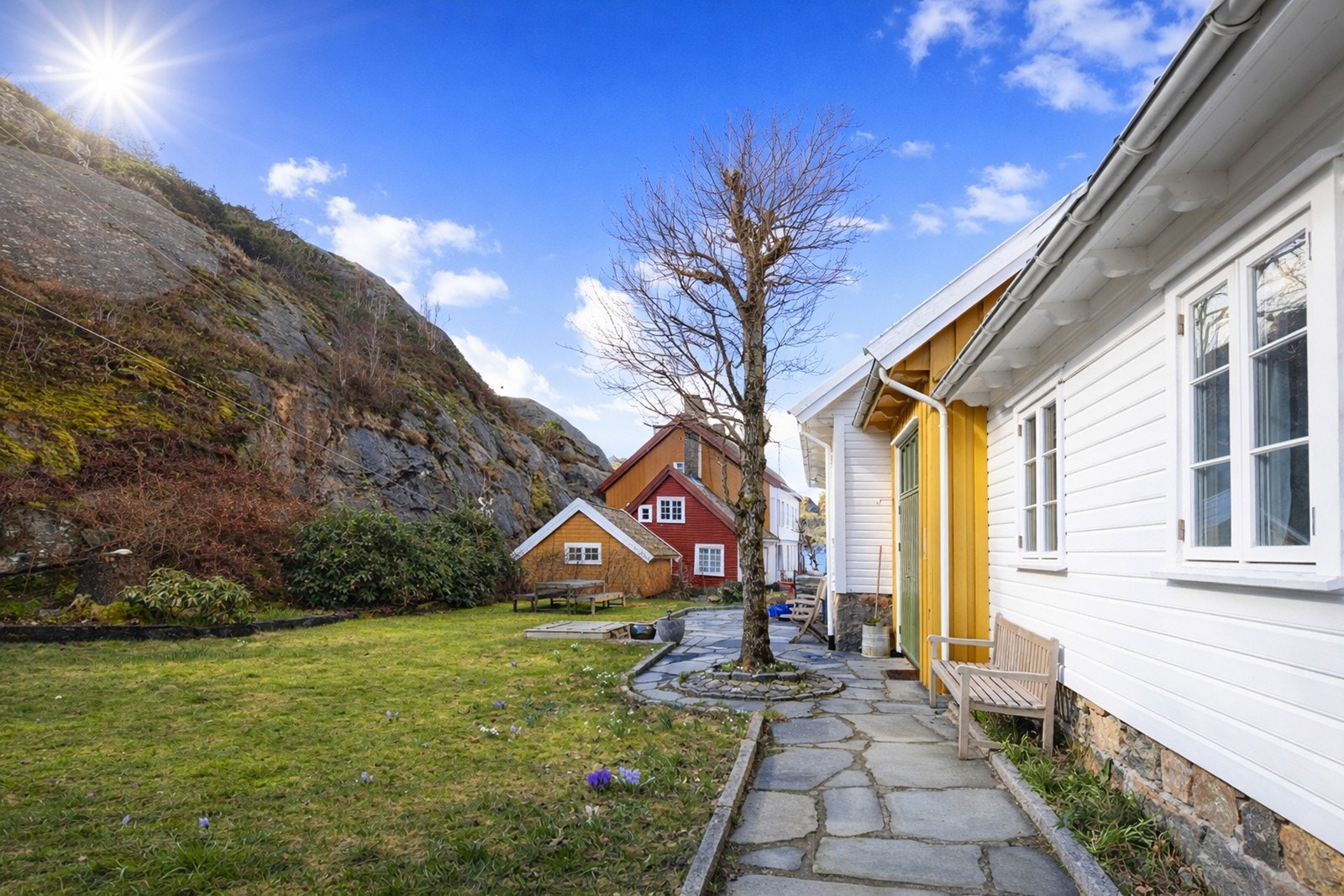 Pent steinlagt inngangsparti. Galleribilde