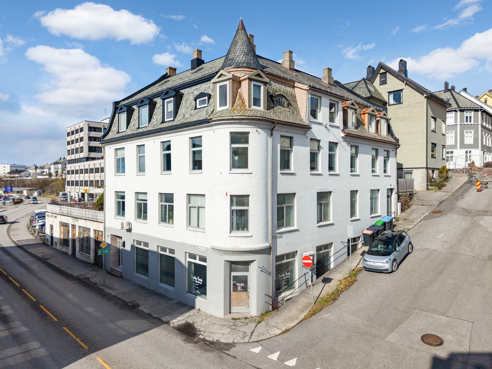 Fra boligen er det kort gangavstand til de fleste av byens fasiliteter Galleribilde