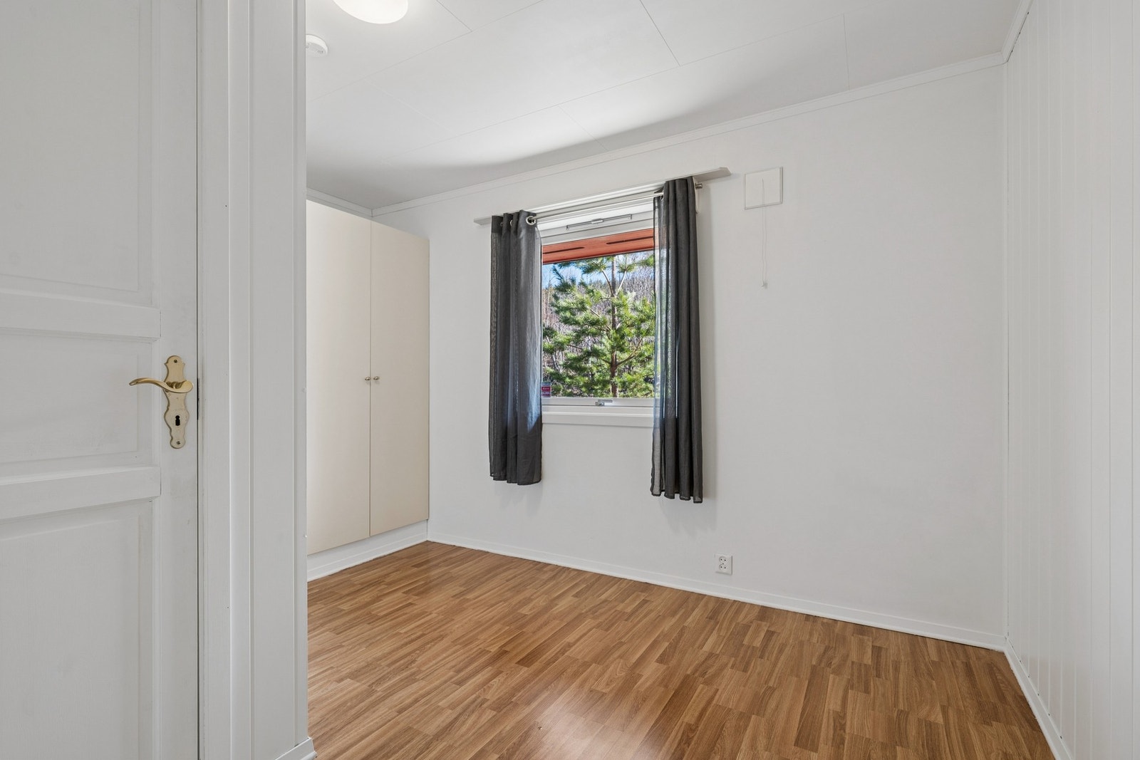 Det andre soverommet har garderobeskap og egner seg godt som barnerom, gjesterom eller etter behov. Galleribilde