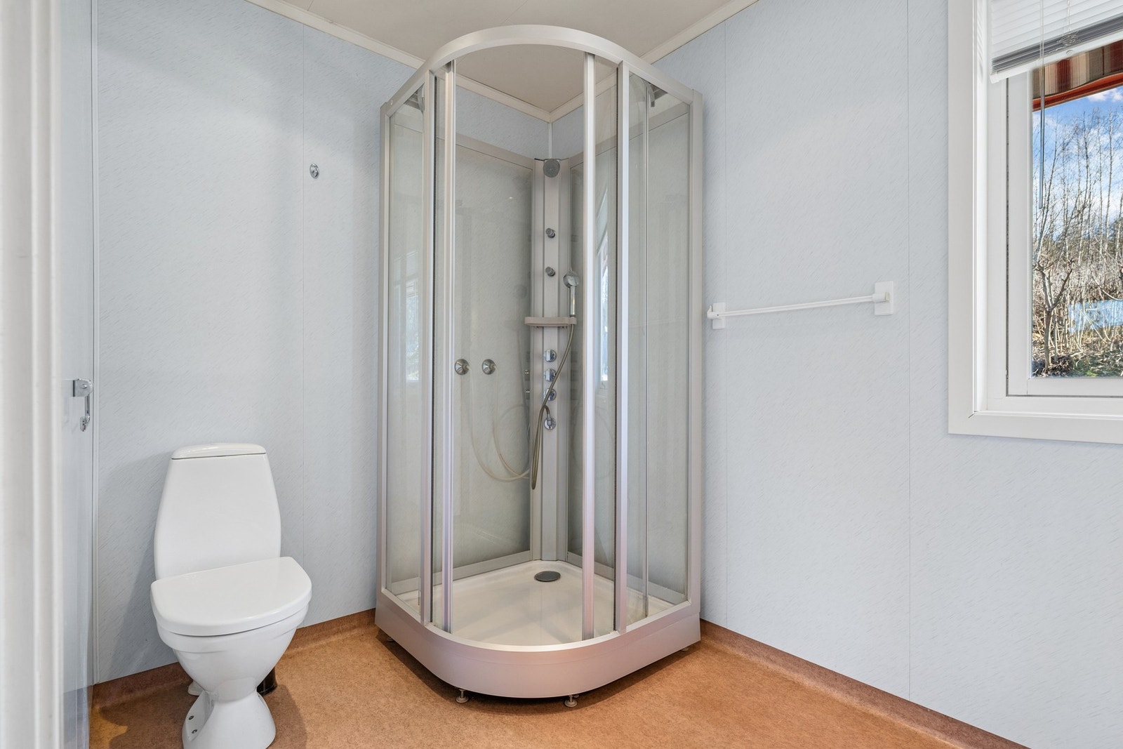 Badet er utstyrt med klosett og dusjkabinett. Galleribilde