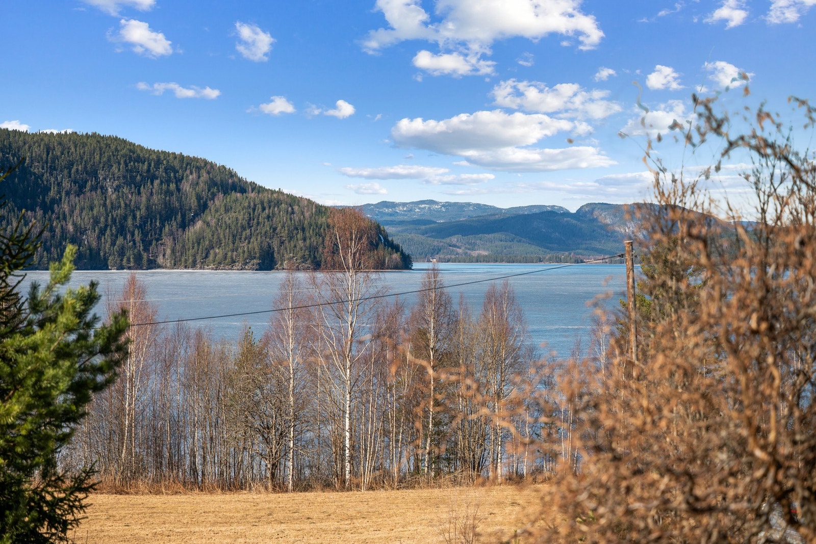 Fra eiendommen har du utsikt over Sperillen og mot Vikerfjell. Galleribilde