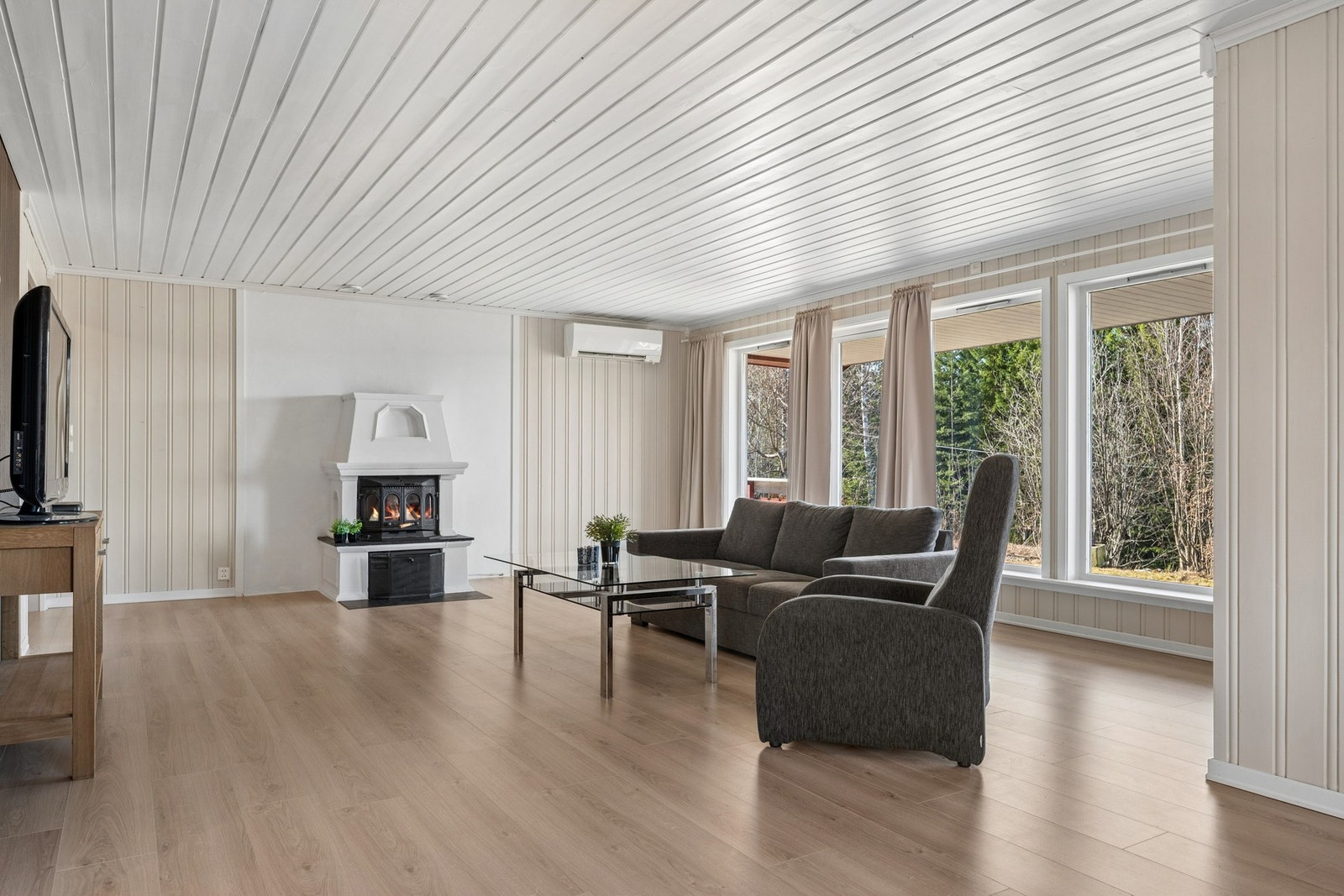 Beliggenheten er fin med ca. 10 minutters kjøring til Nes i Ådal med butikker og skole. Vikerfjell nås på ca. 20 minutter. Galleribilde