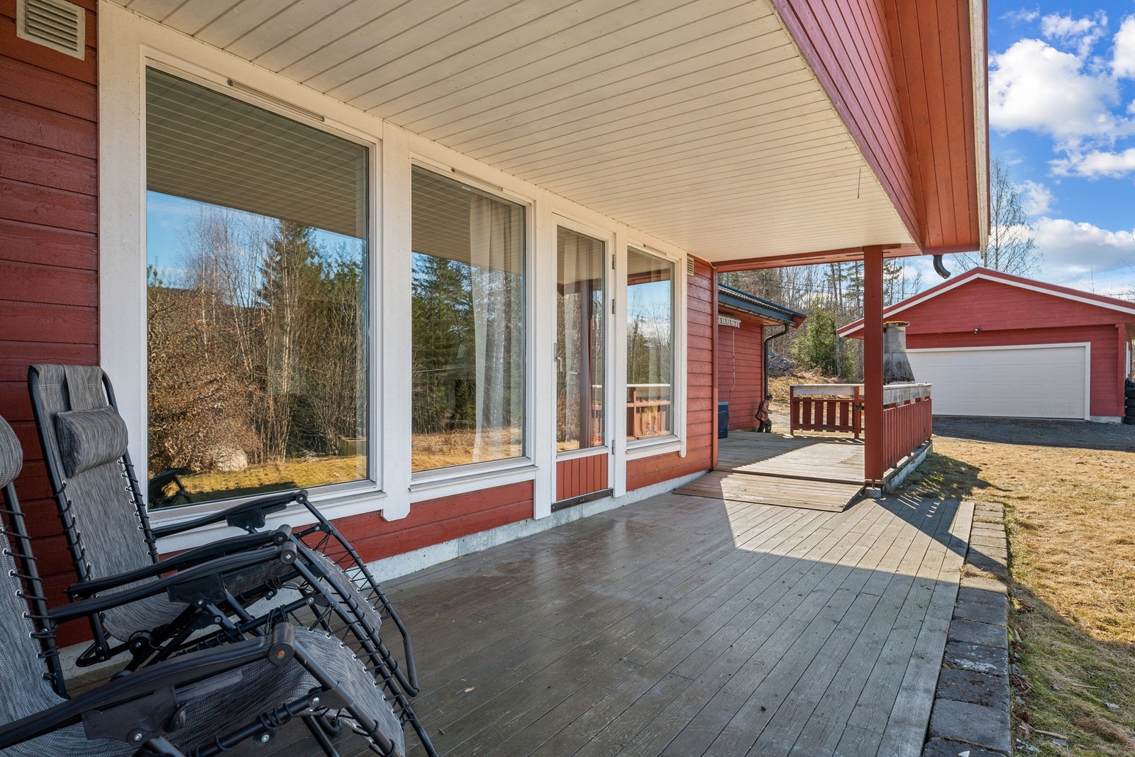 Fra stuen er det utgang til en solrik og delvis overbygget terrasse. Galleribilde