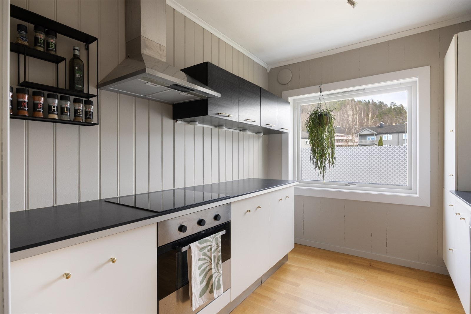 Romslig kjøkken med godt med skapplass og har innredning med slette fronter og laminerte benkeplater. Galleribilde