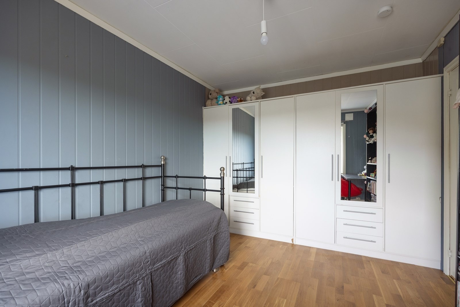 Det er etablert garderobeløsning for klesoppbevaring i to av soverommene. Galleribilde