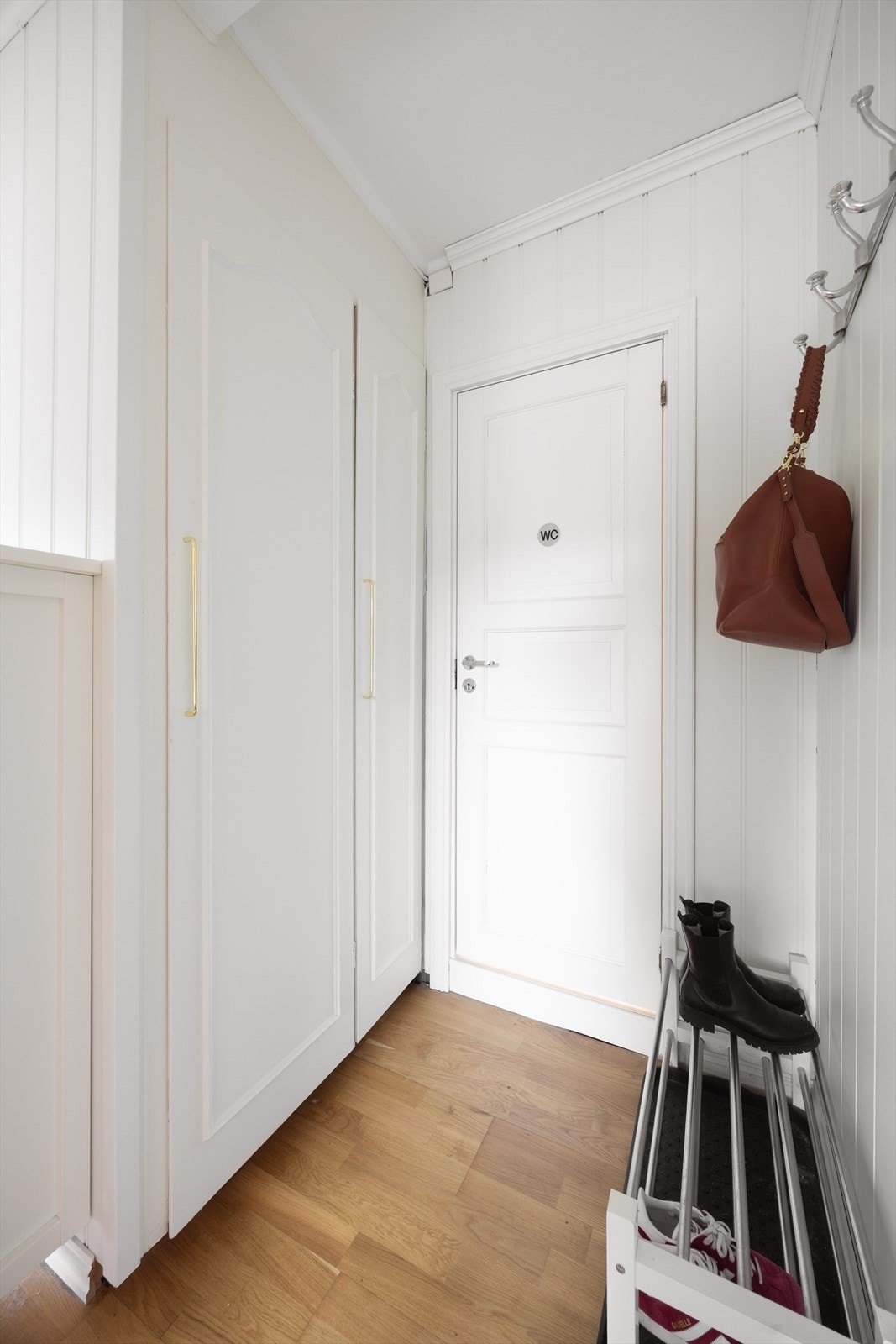 I entrè er det plassbygd garderobe løsning. Galleribilde