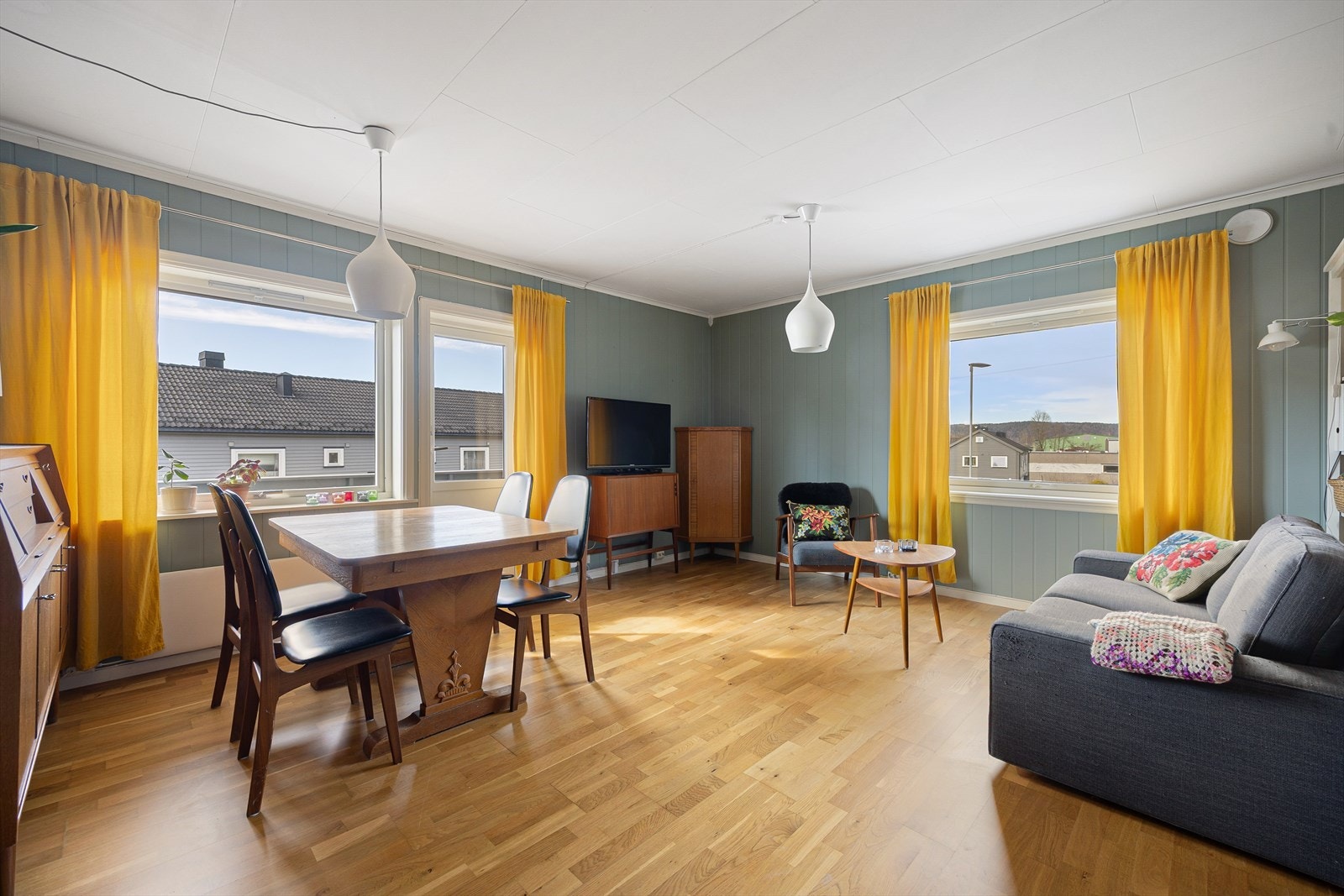 Lys og tiltalende stue med fin plass til både salong og spisestue. Galleribilde