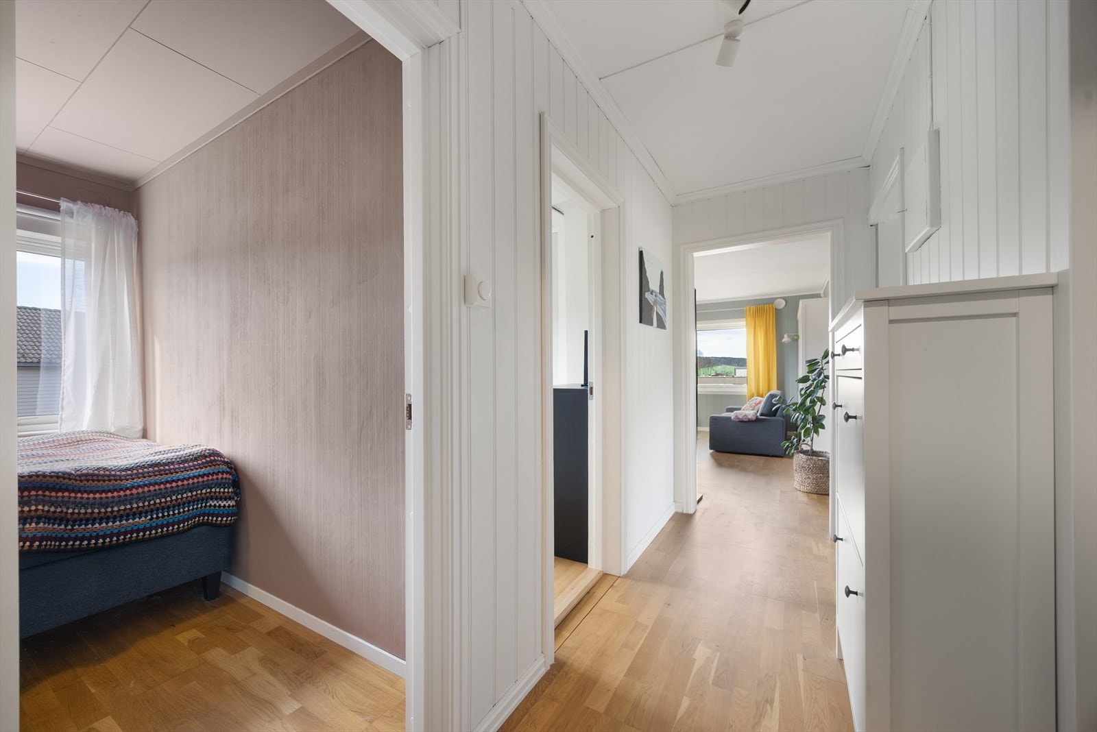 Det er inngang til to av soverommene fra entrè. Galleribilde