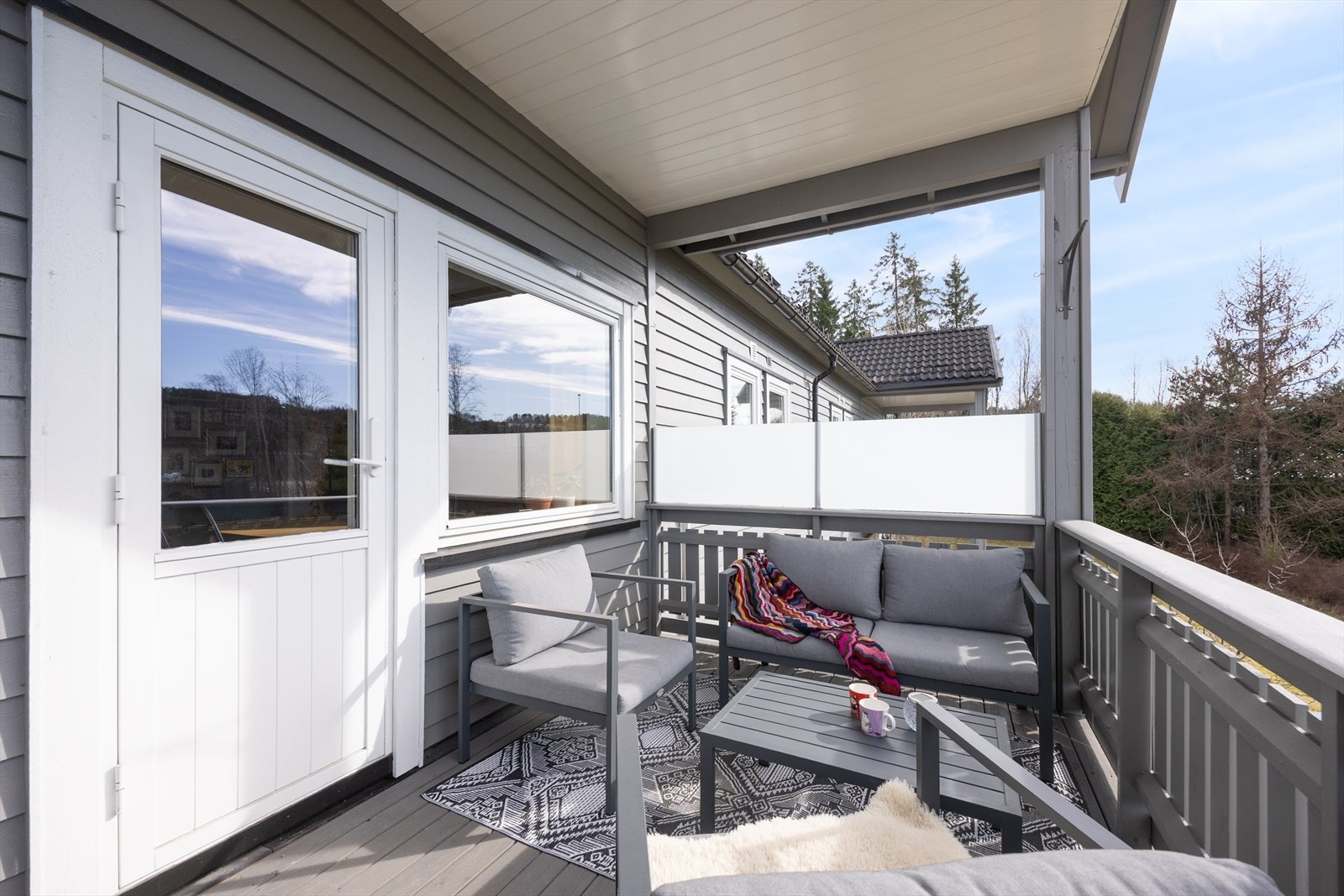 Fra stuen er det utgang til en overbygd veranda med god plass til utemøblement. Galleribilde
