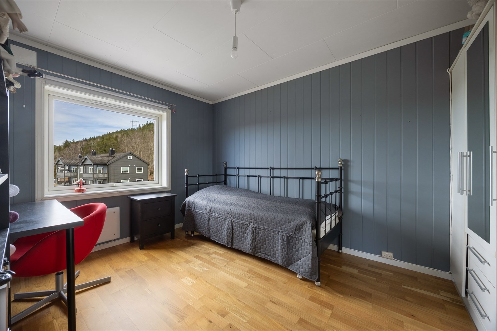 Leiligheten har tre pene og romslig soverom, som fint kan innredes med ønsket soveromsmøblement. Galleribilde