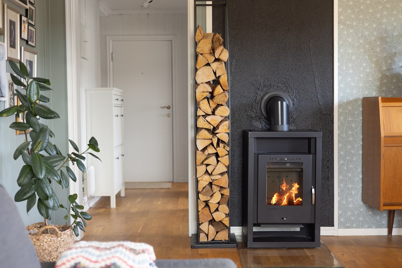 Leiligheten har gjennomgående parkett på gulv og malte overflater. Galleribilde