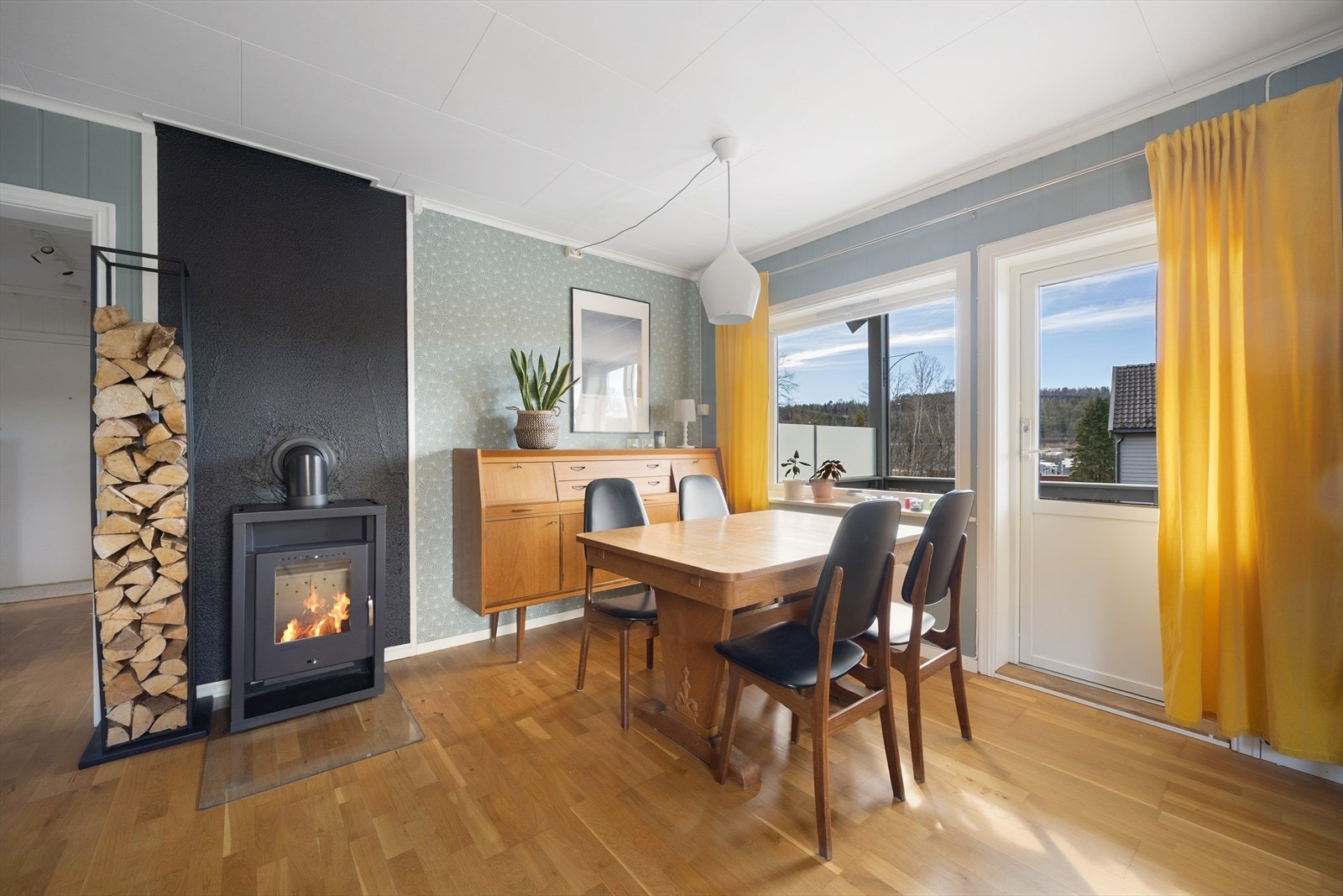 Vedovn som varmer godt opp leiligheten og gir et koselig preg. Galleribilde