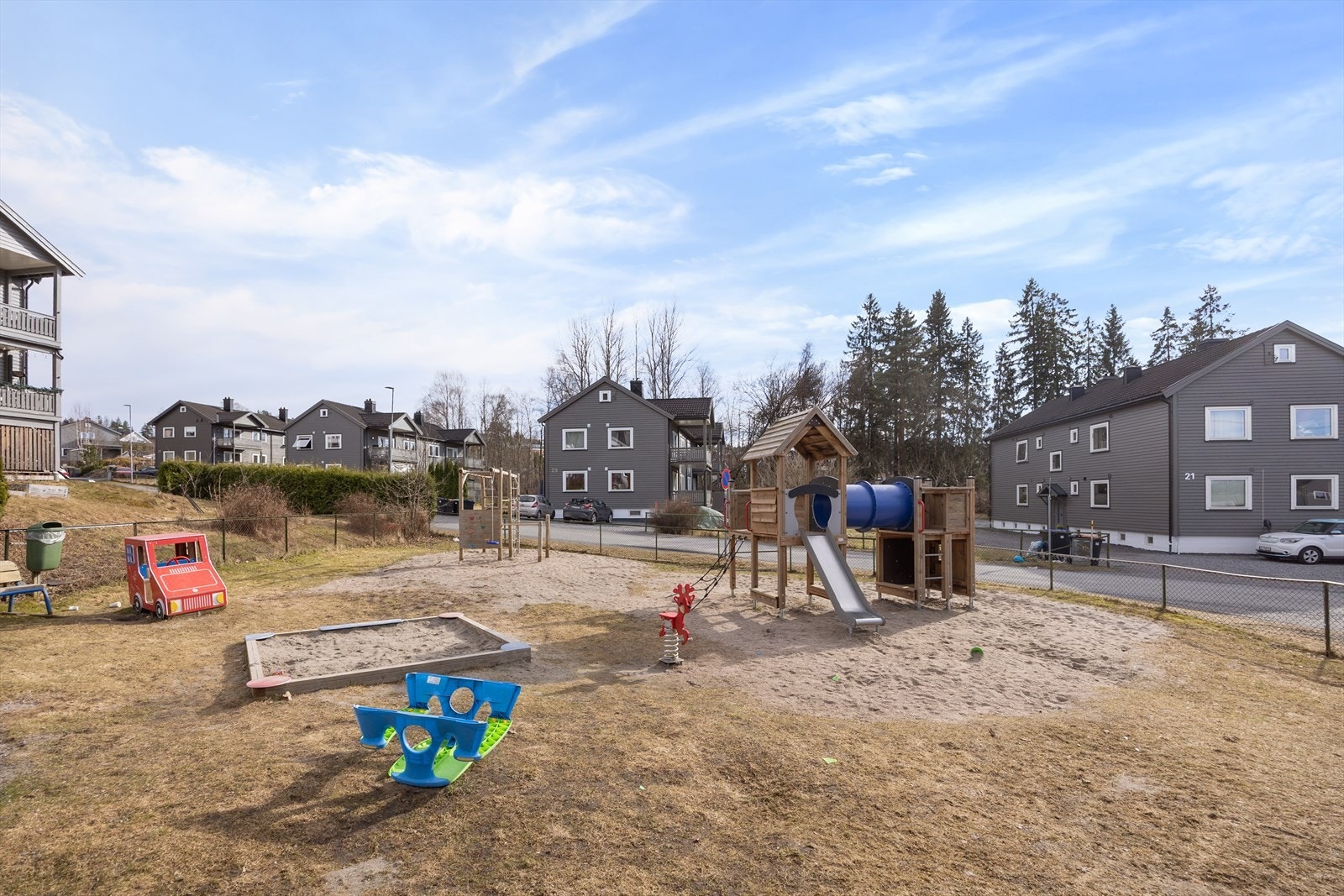 Området er hyggelig og barnevennlig, med gangavstand til Tveten barne- og ungdomsskole, barnehage og idrettsanlegg hvor Eidanger IL har et aktivt tilbud innen fotball, turn og friidrett. Galleribilde